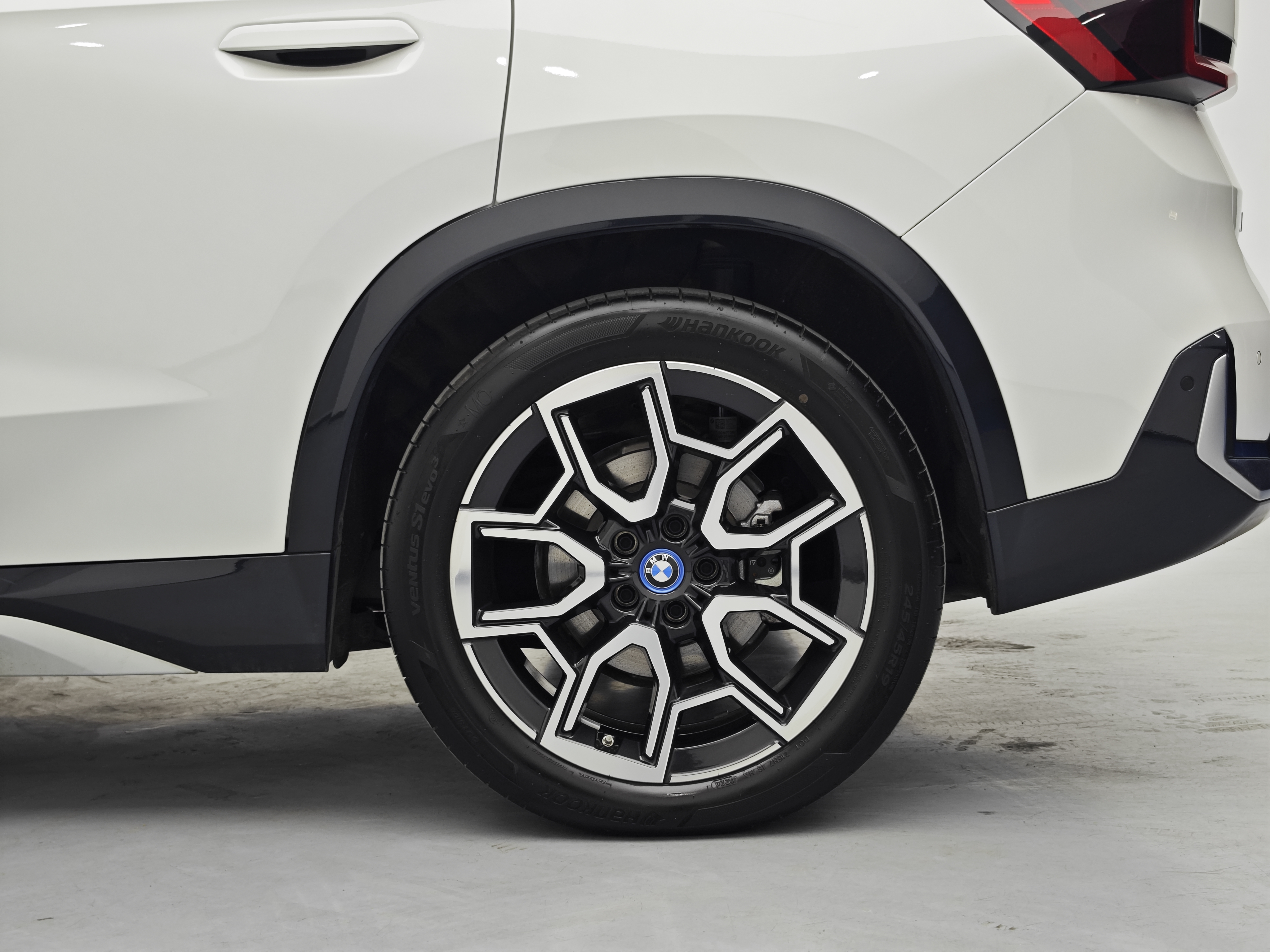 BMW iX1 2025 #10 BMW iX1 2025 صورة سيارة #10