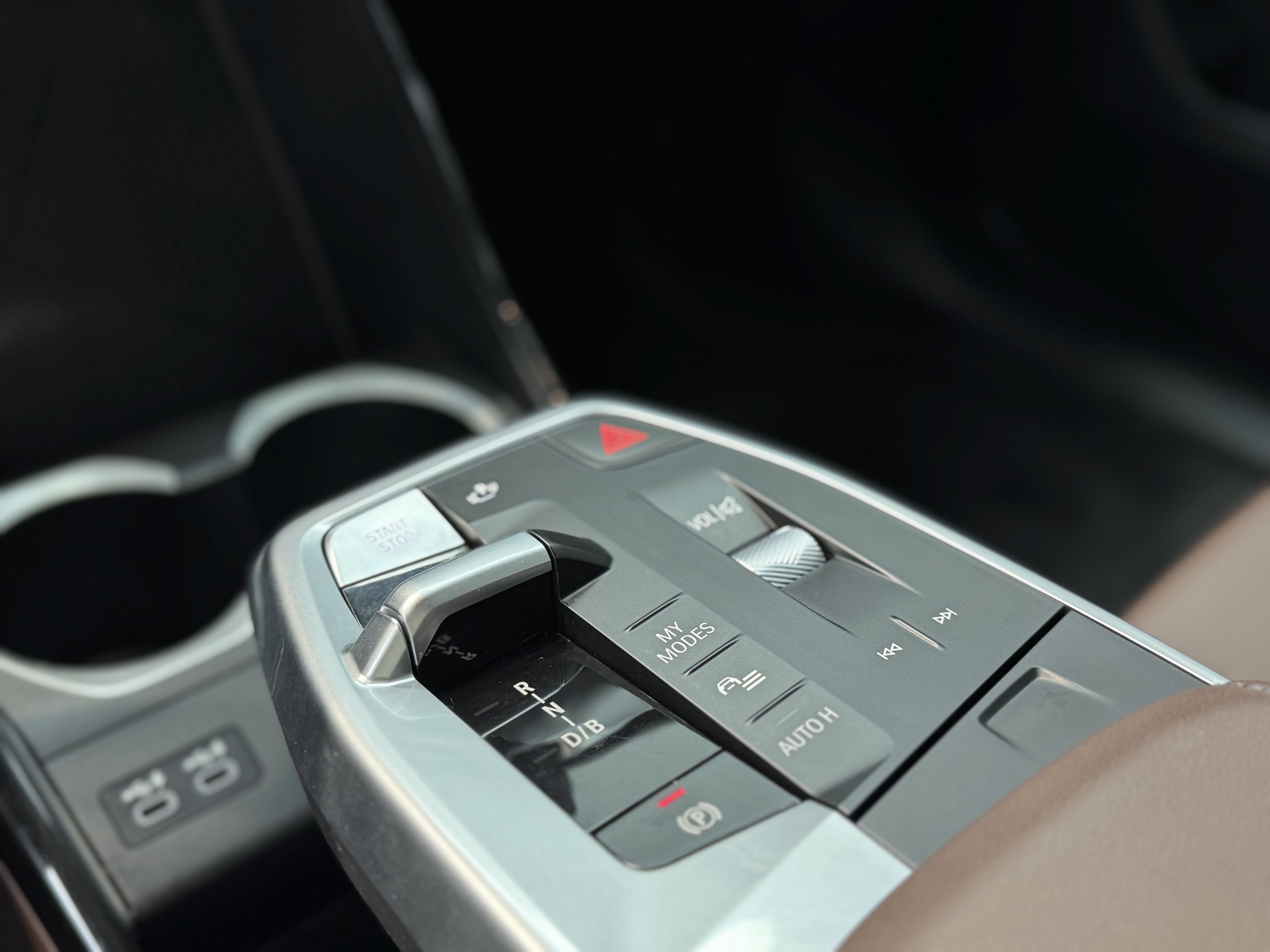 BMW iX1 2024 car image #10