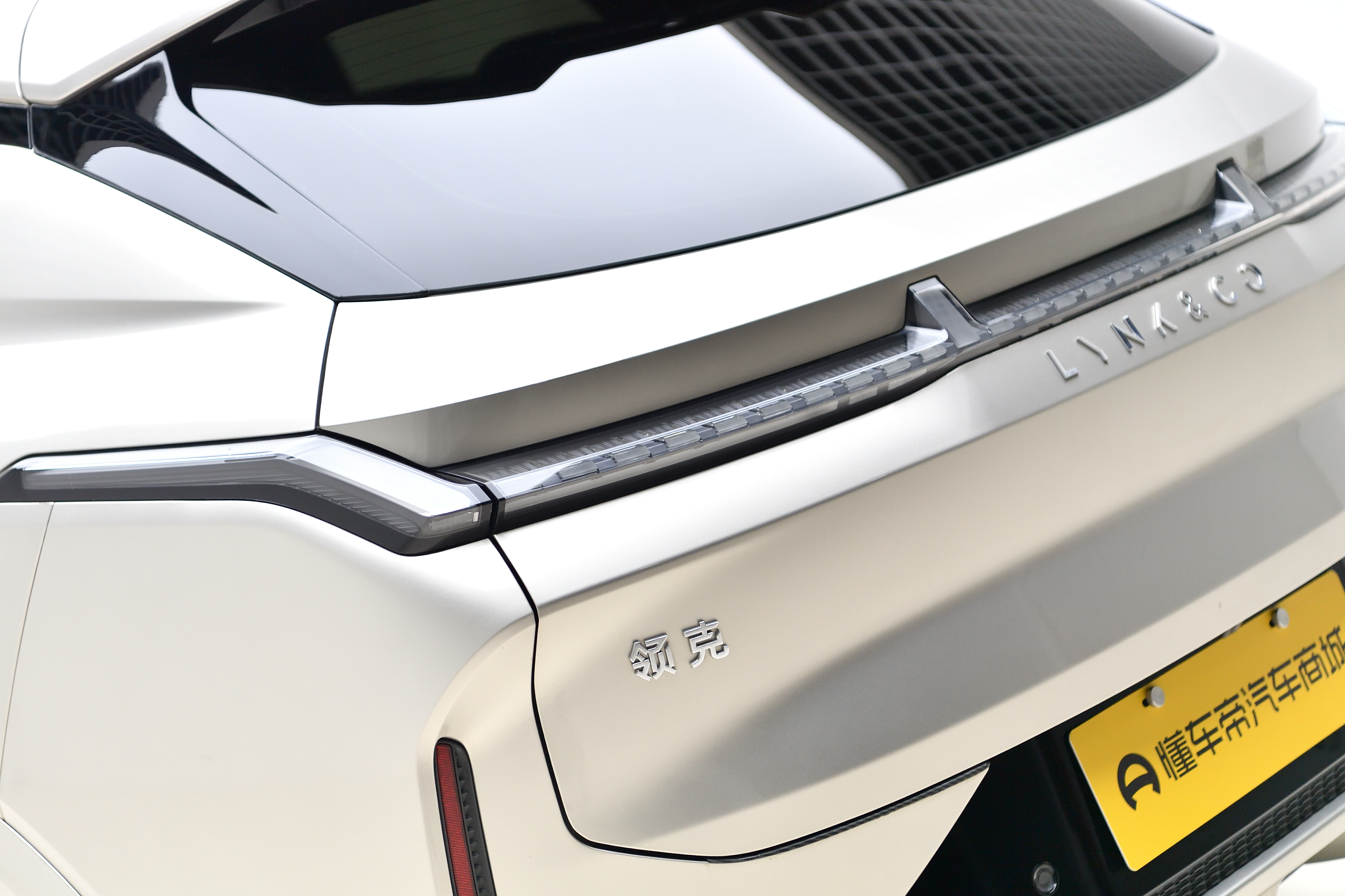 Lynk & Co 08 EM-P 2024 car image #10