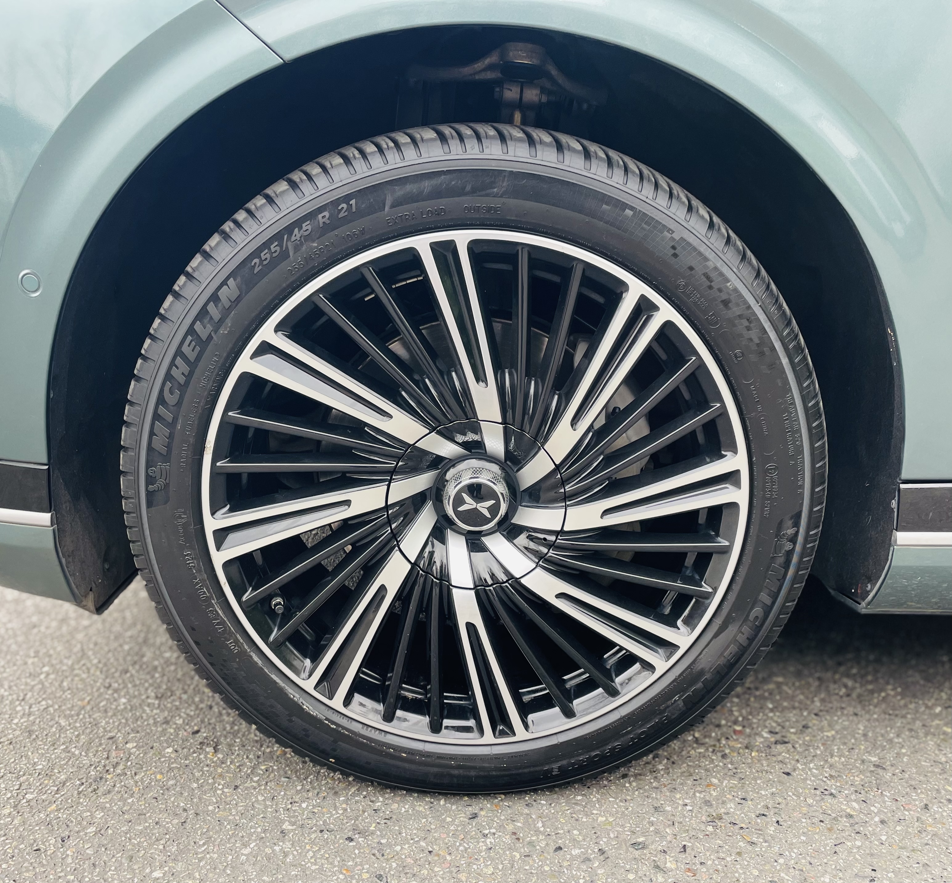 Xpeng G9 2024 car image #10