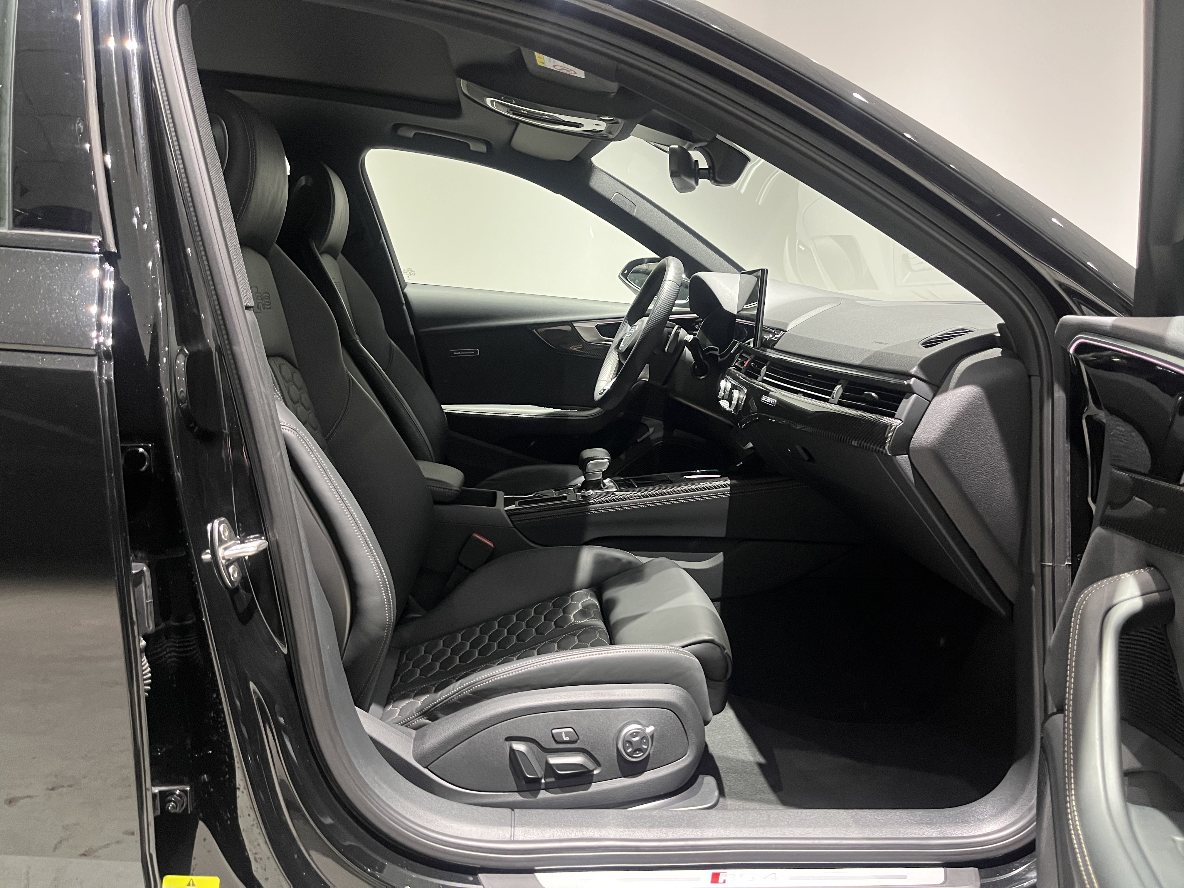 Audi RS 4 2024 car image #10