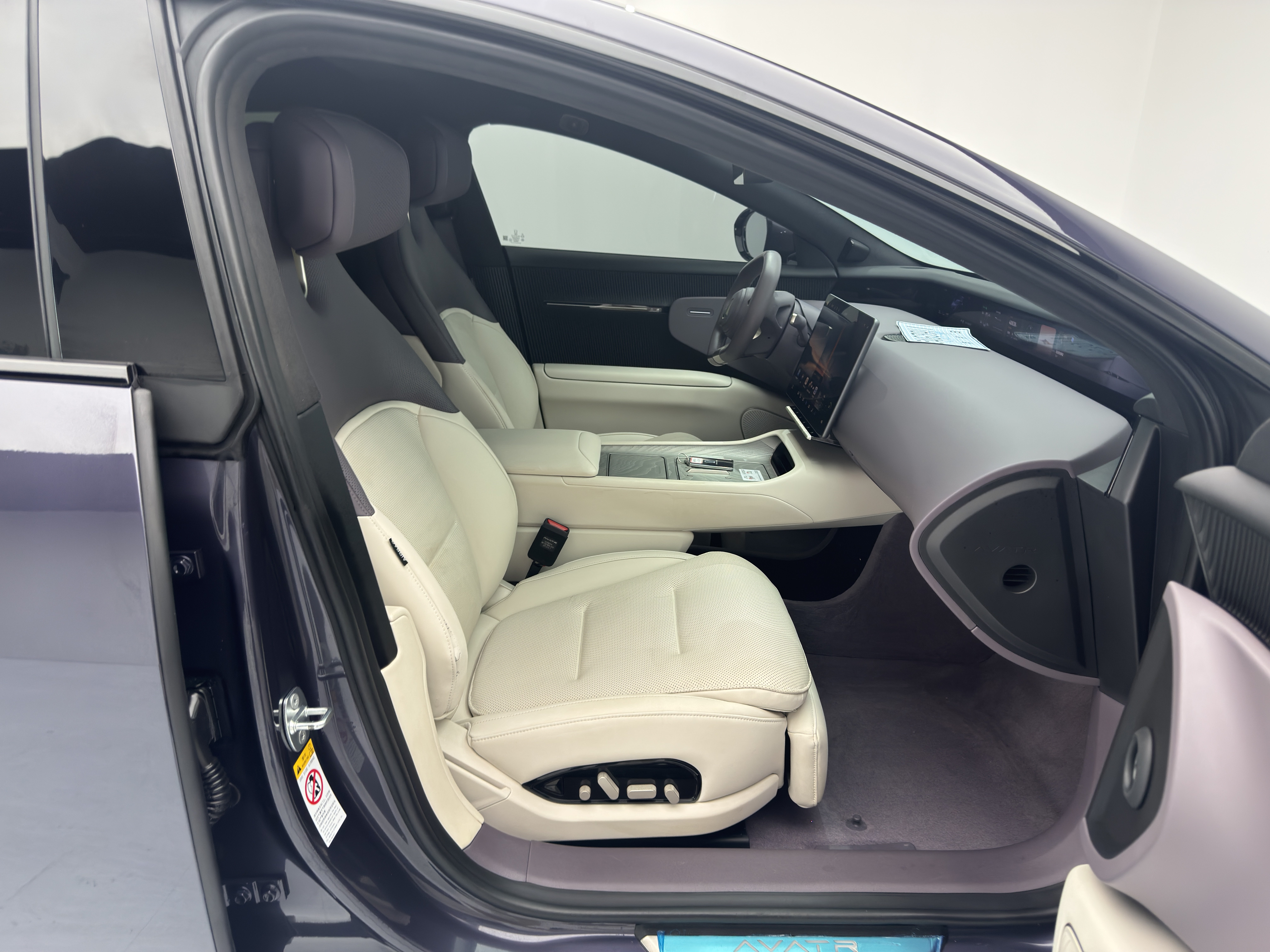 Avatr 12 2024 car image #10