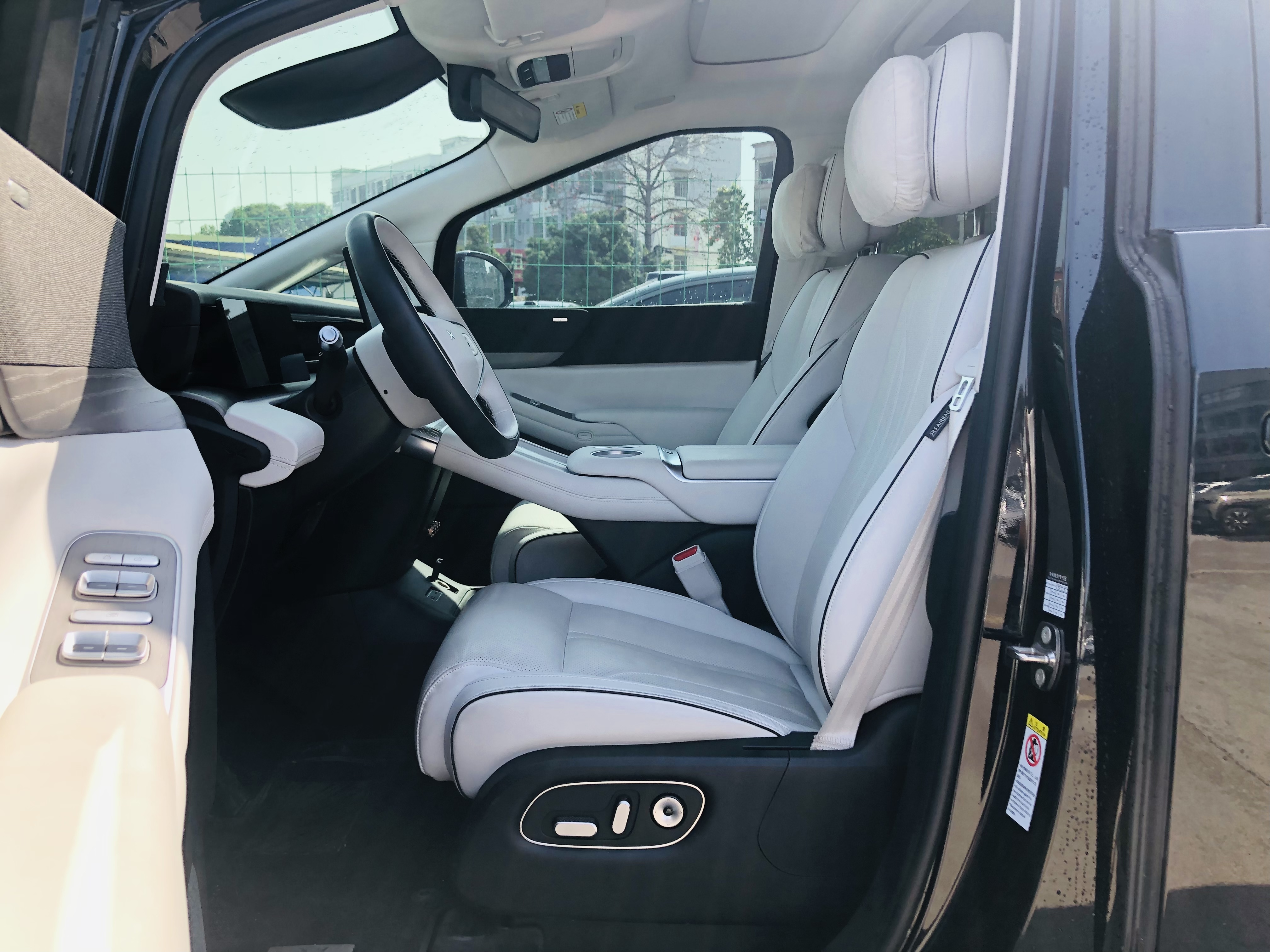 Xpeng X9 2025 изображение автомобиля #10