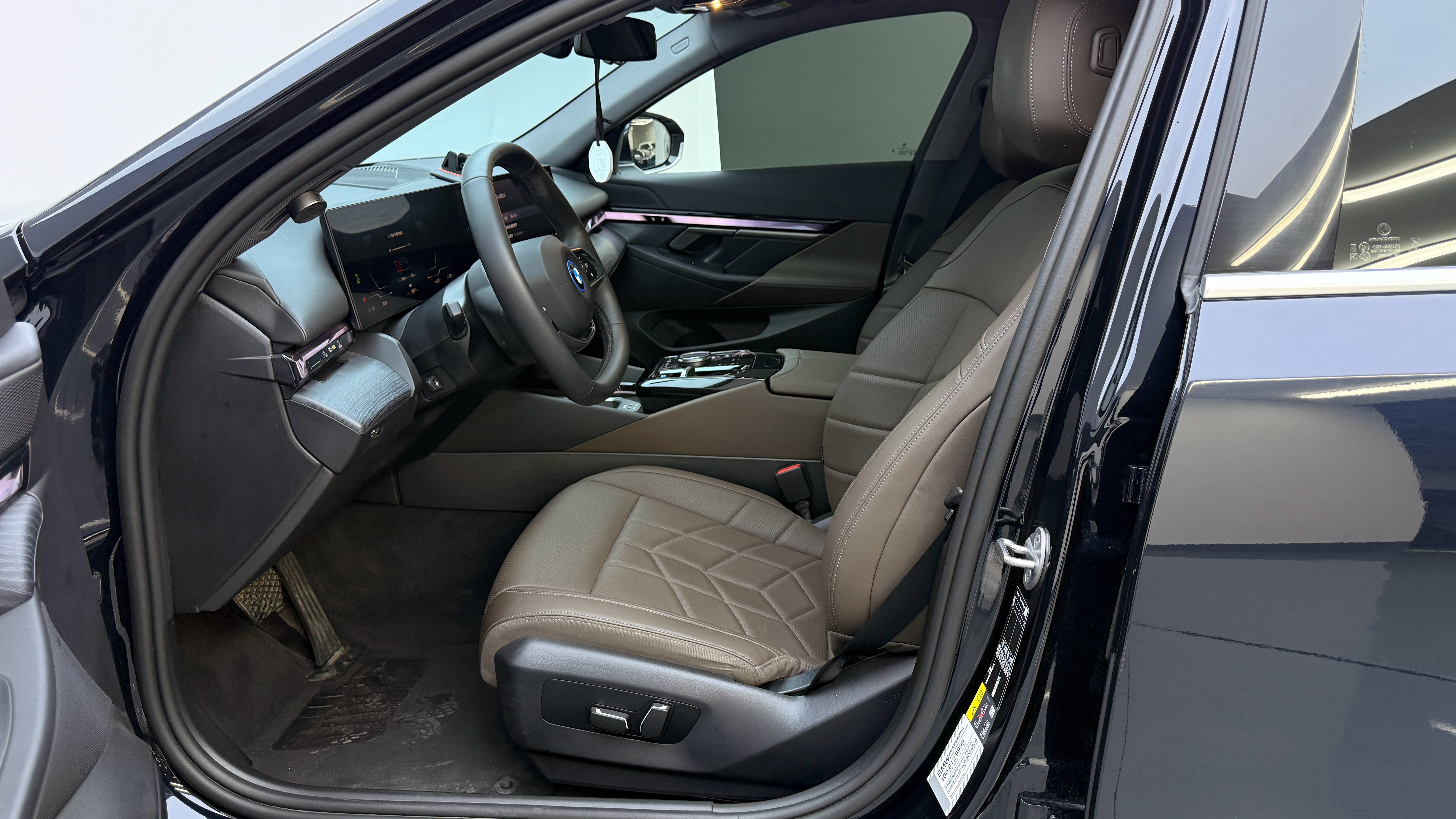 BMW i5 2024 car image #10