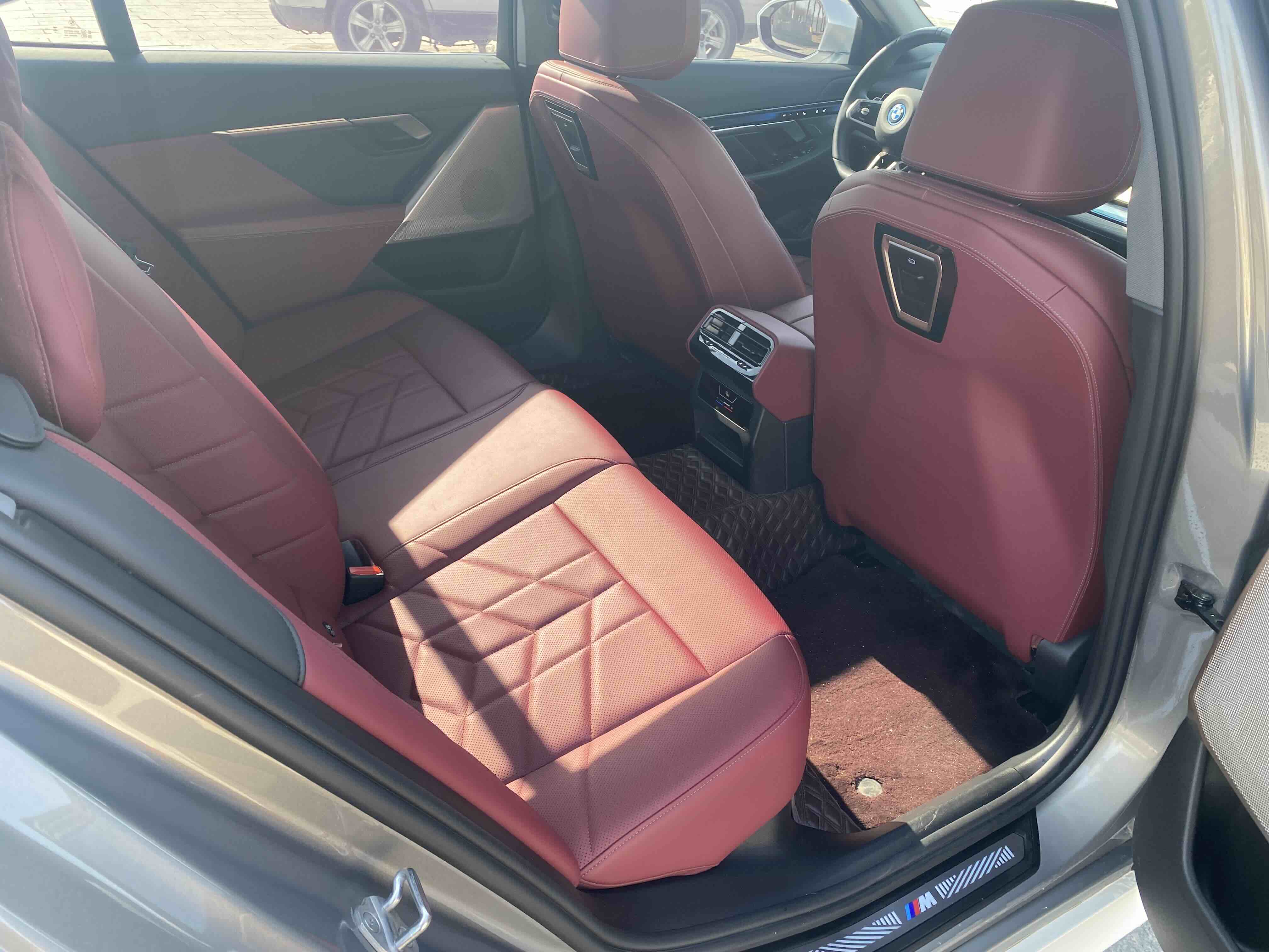 BMW i5 2024 car image #10