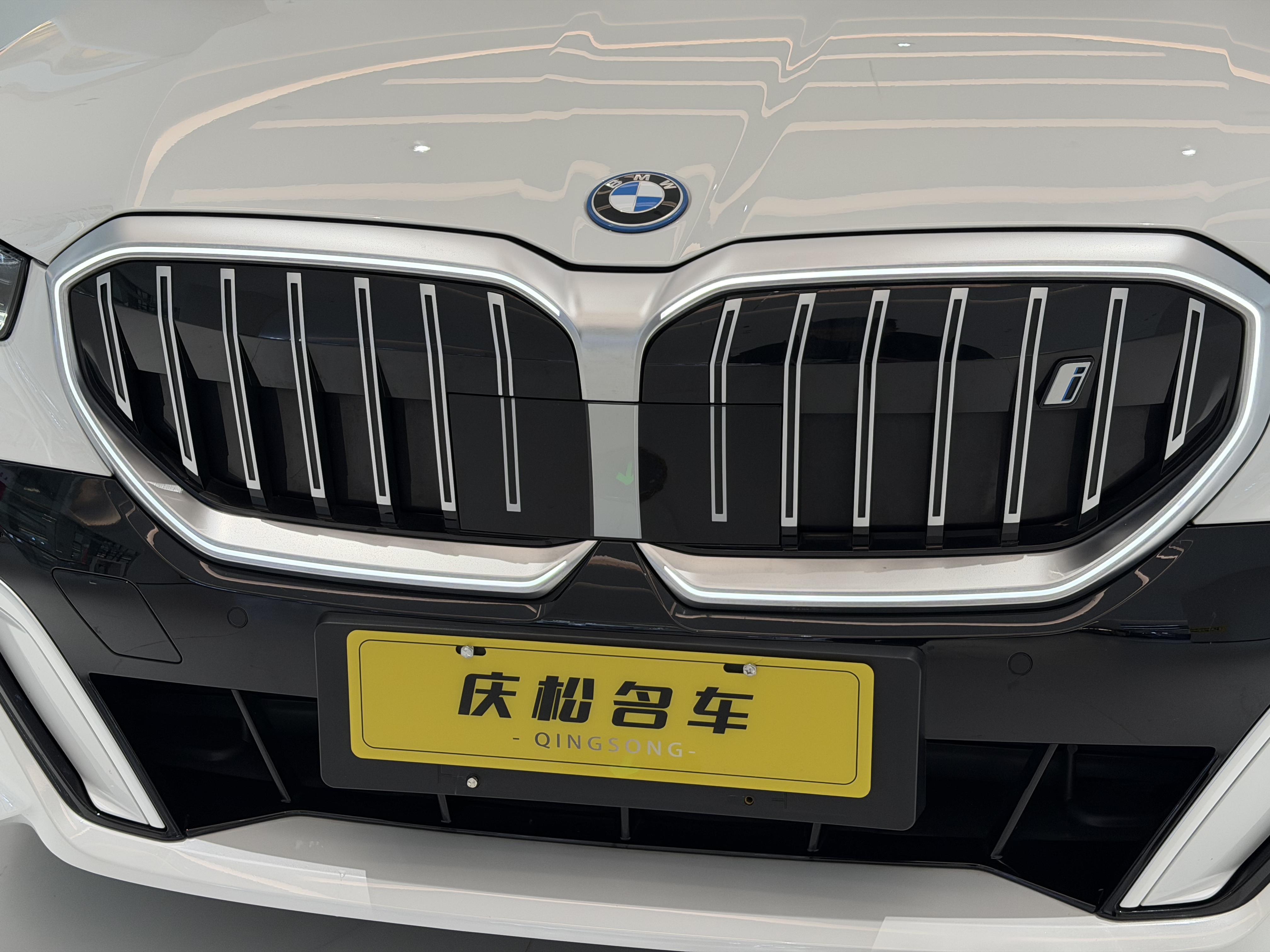 BMW i5 2024 car image #10