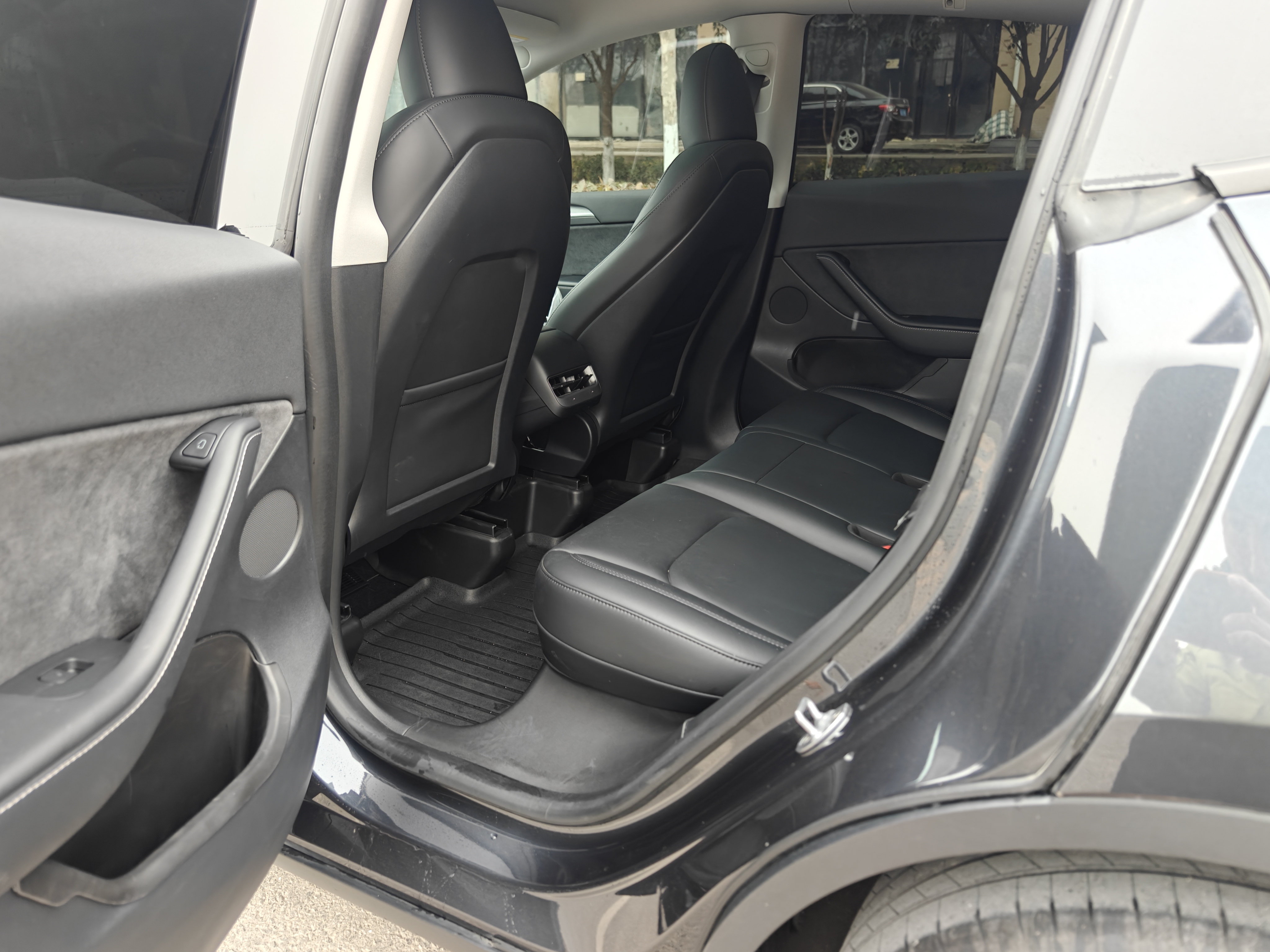 Tesla Model Y 2024 car image #10