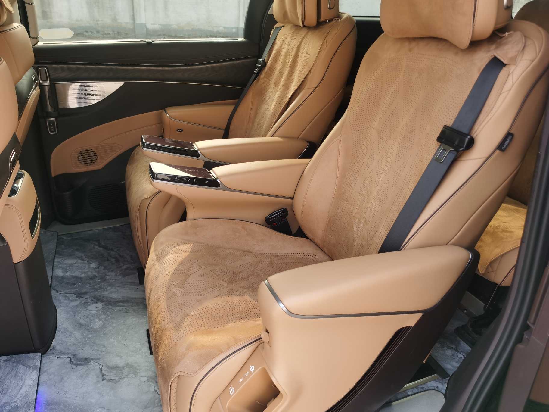 Denza D9 2024 car image #10