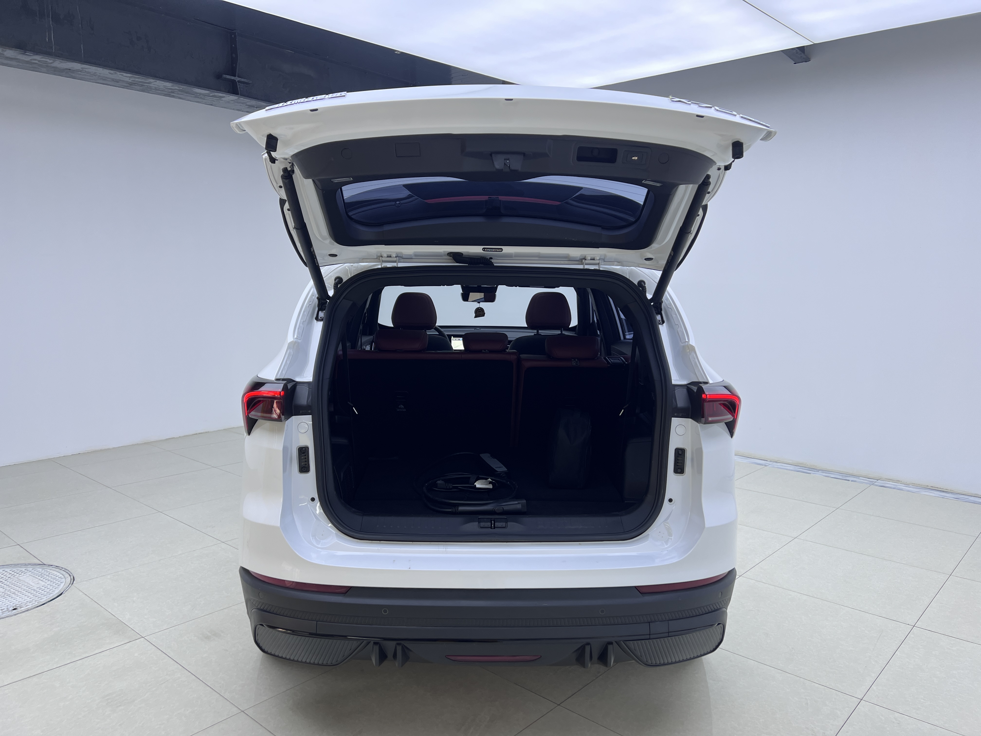 X70 C-DM 2024 car image #10