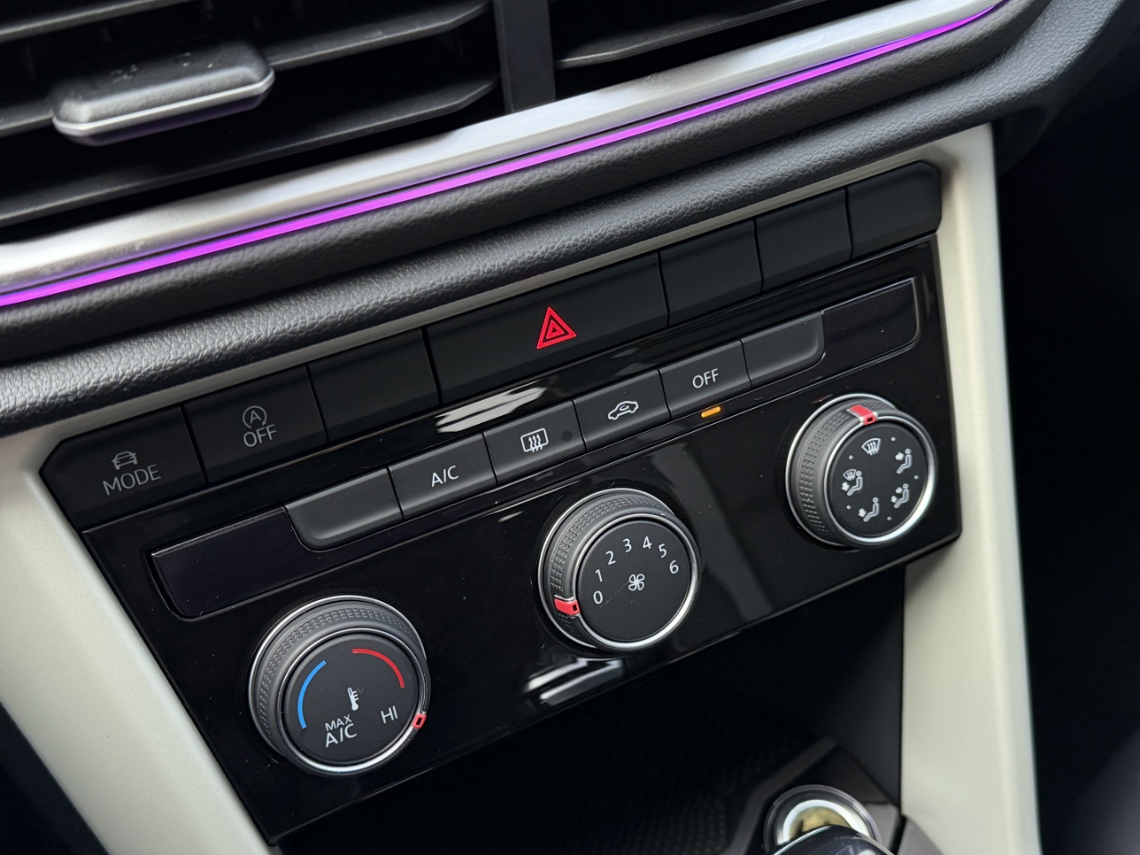 Volkswagen T-Roc 2024 car image #10