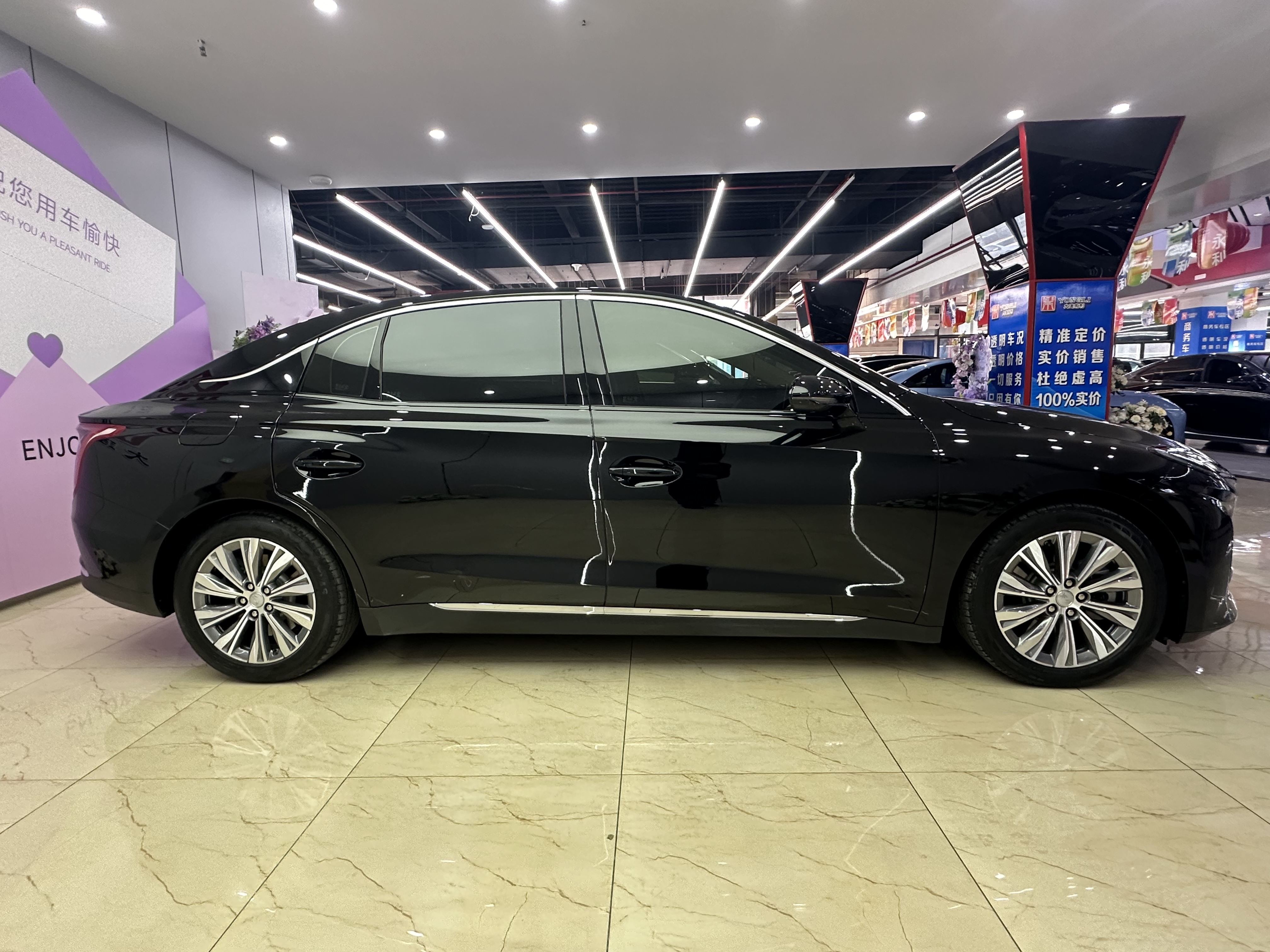 HongQi E-QM5 2024 #10 HongQi E-QM5 2024 car image #10