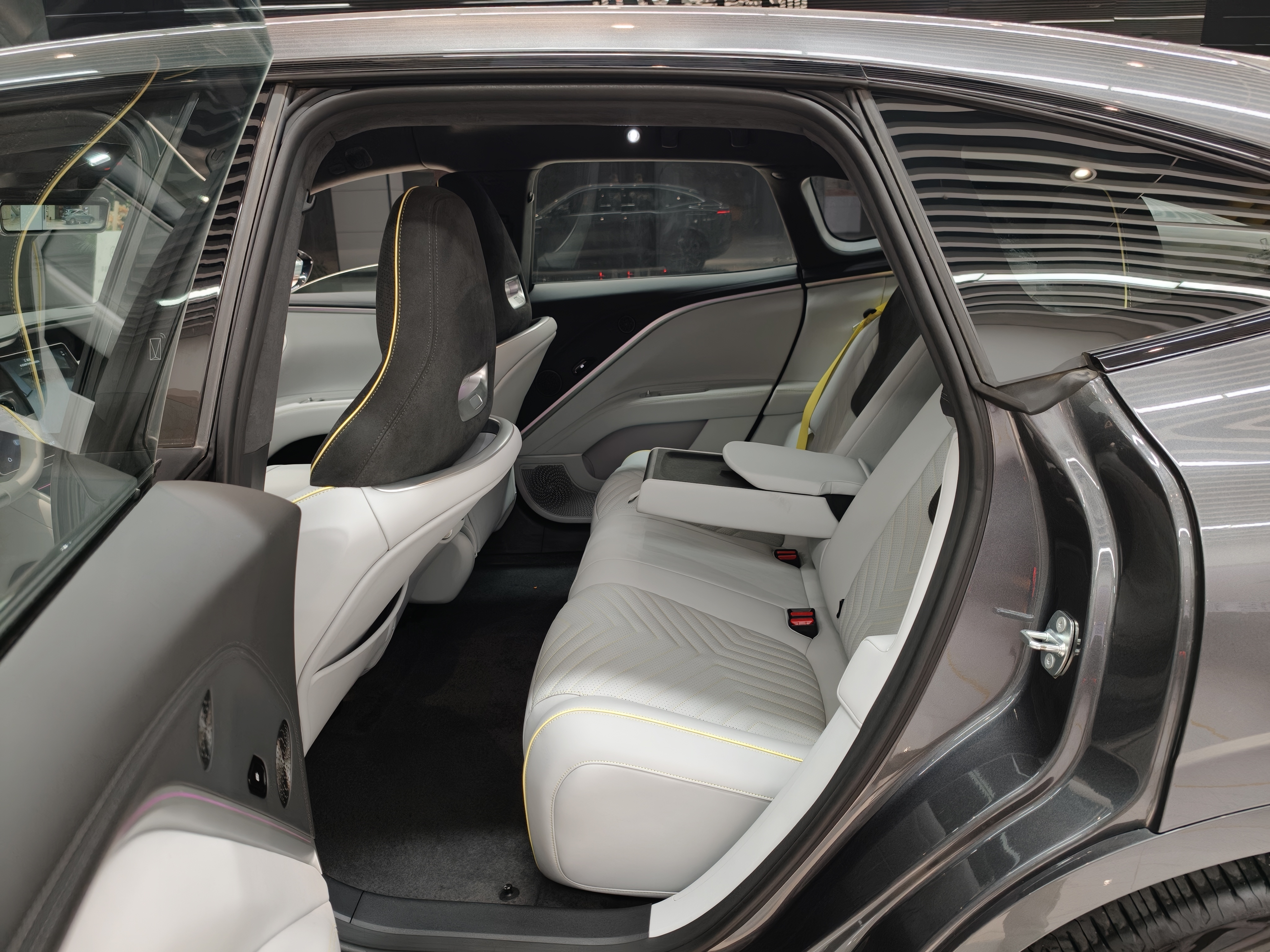 Avatr 11 2024 car image #10