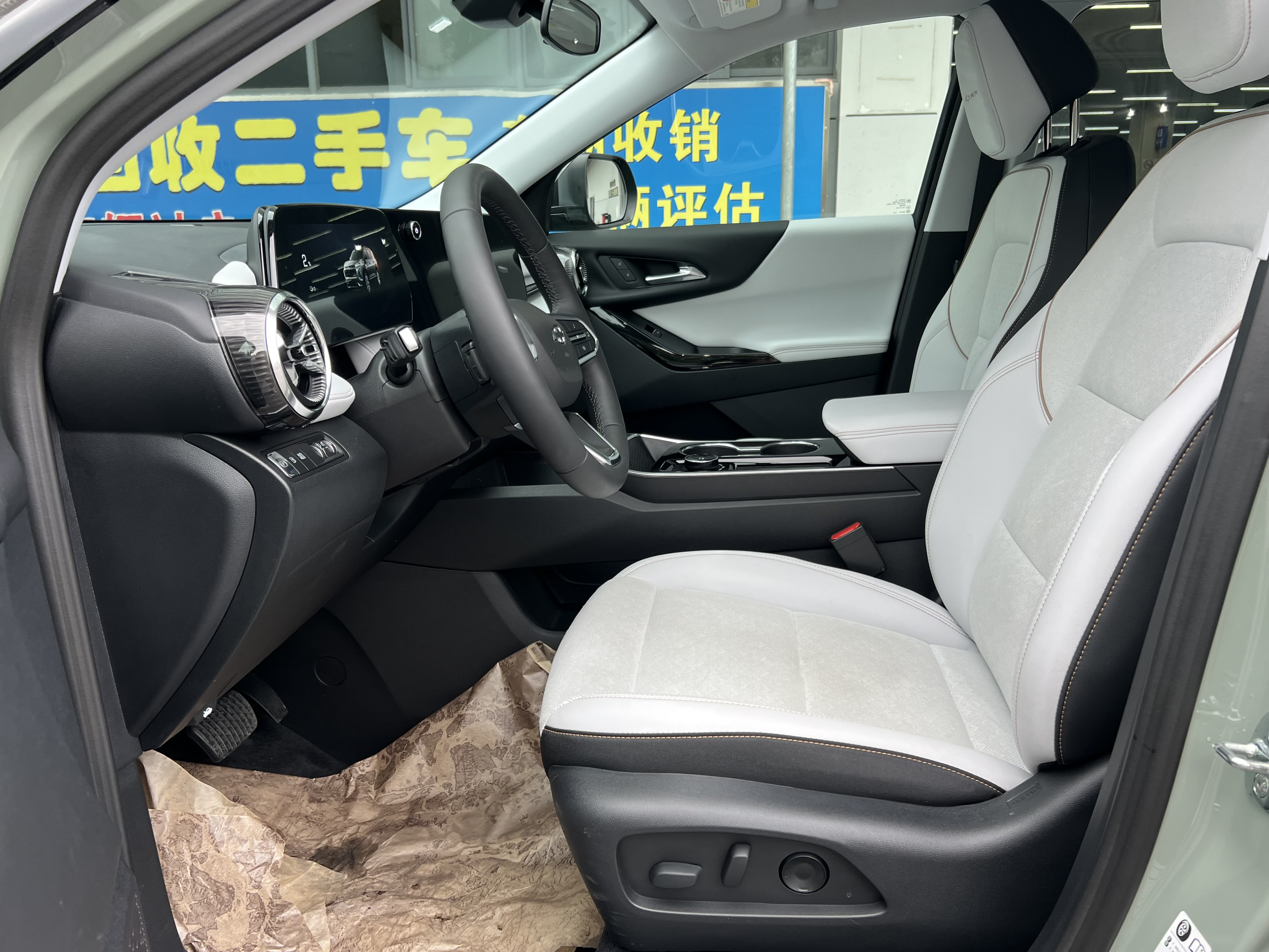 Chevrolet Equinox Plus 2025 car image #10