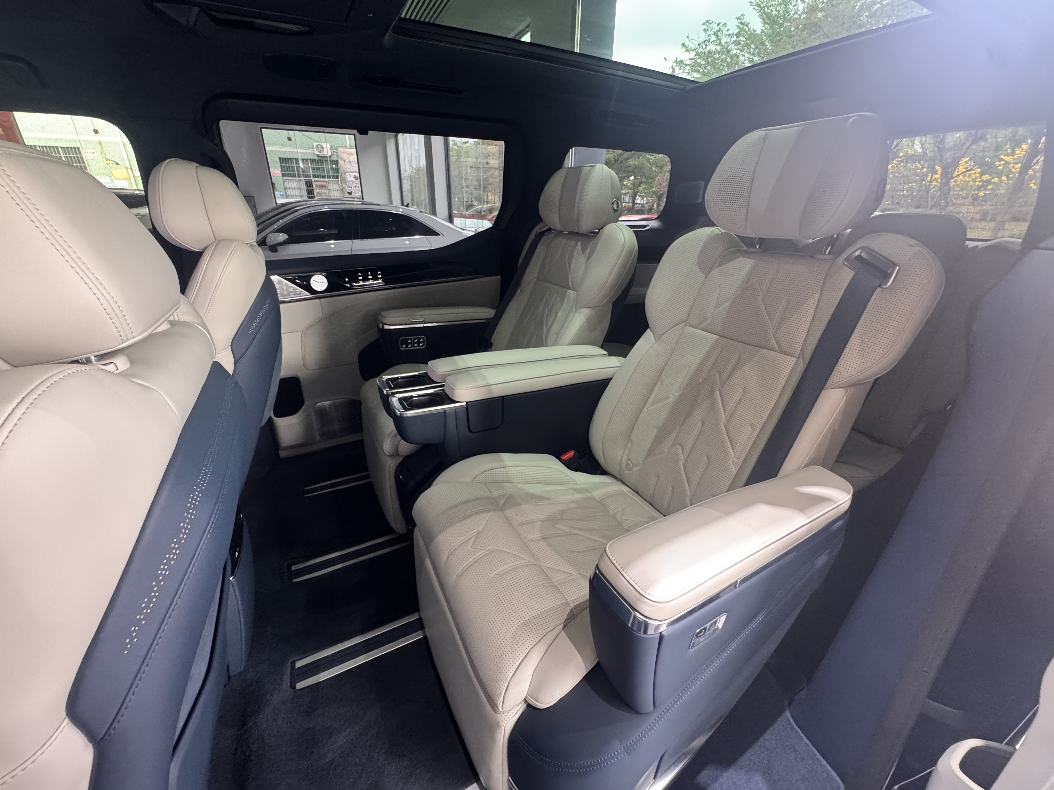 极氪 极氪009 2024 汽车图片 #10