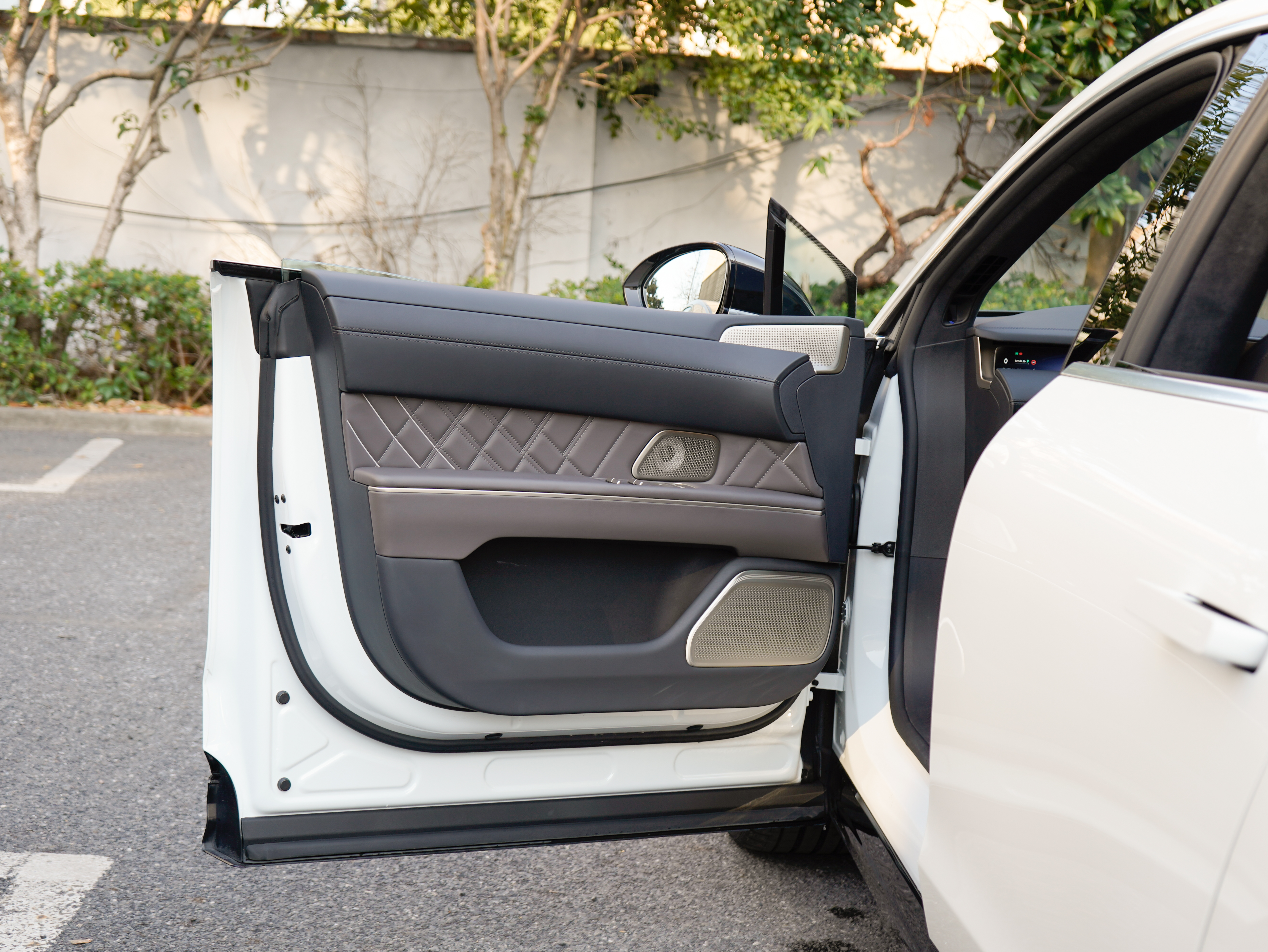 NIO ET9 2025 car image #10