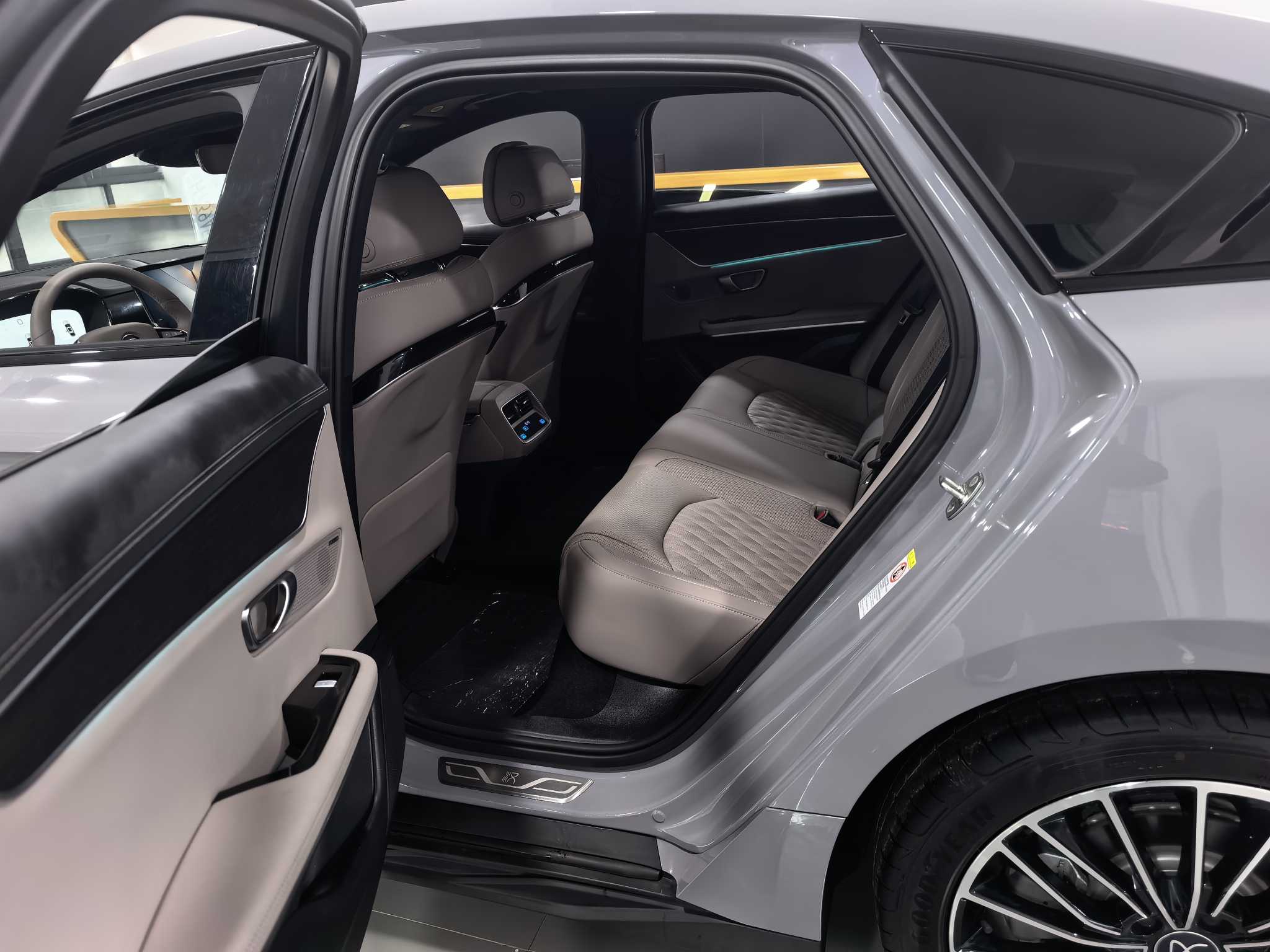 BYD Han 2025 car image #10