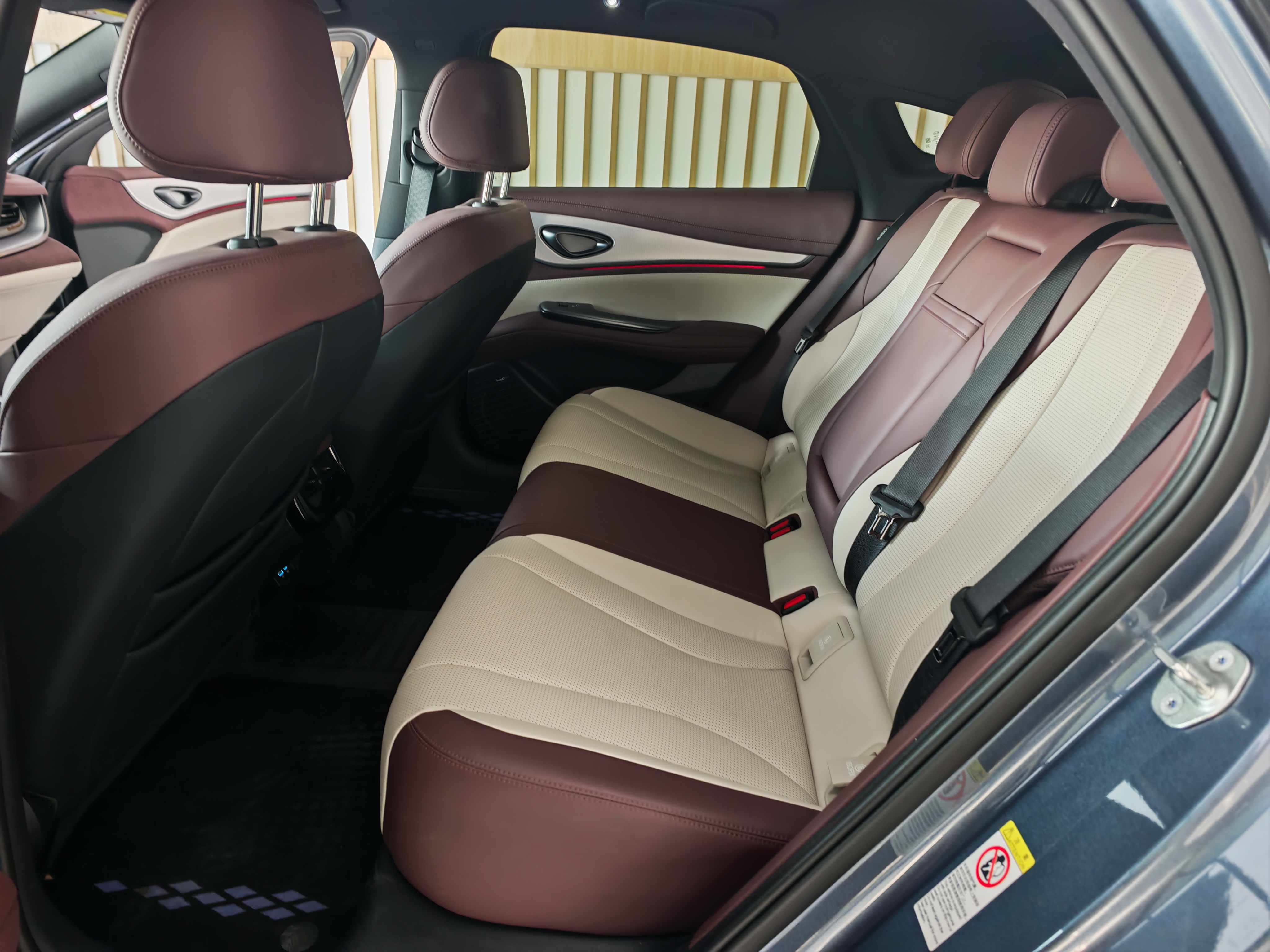 BYD Seal 07 DM-i 2025 immagine di auto #10