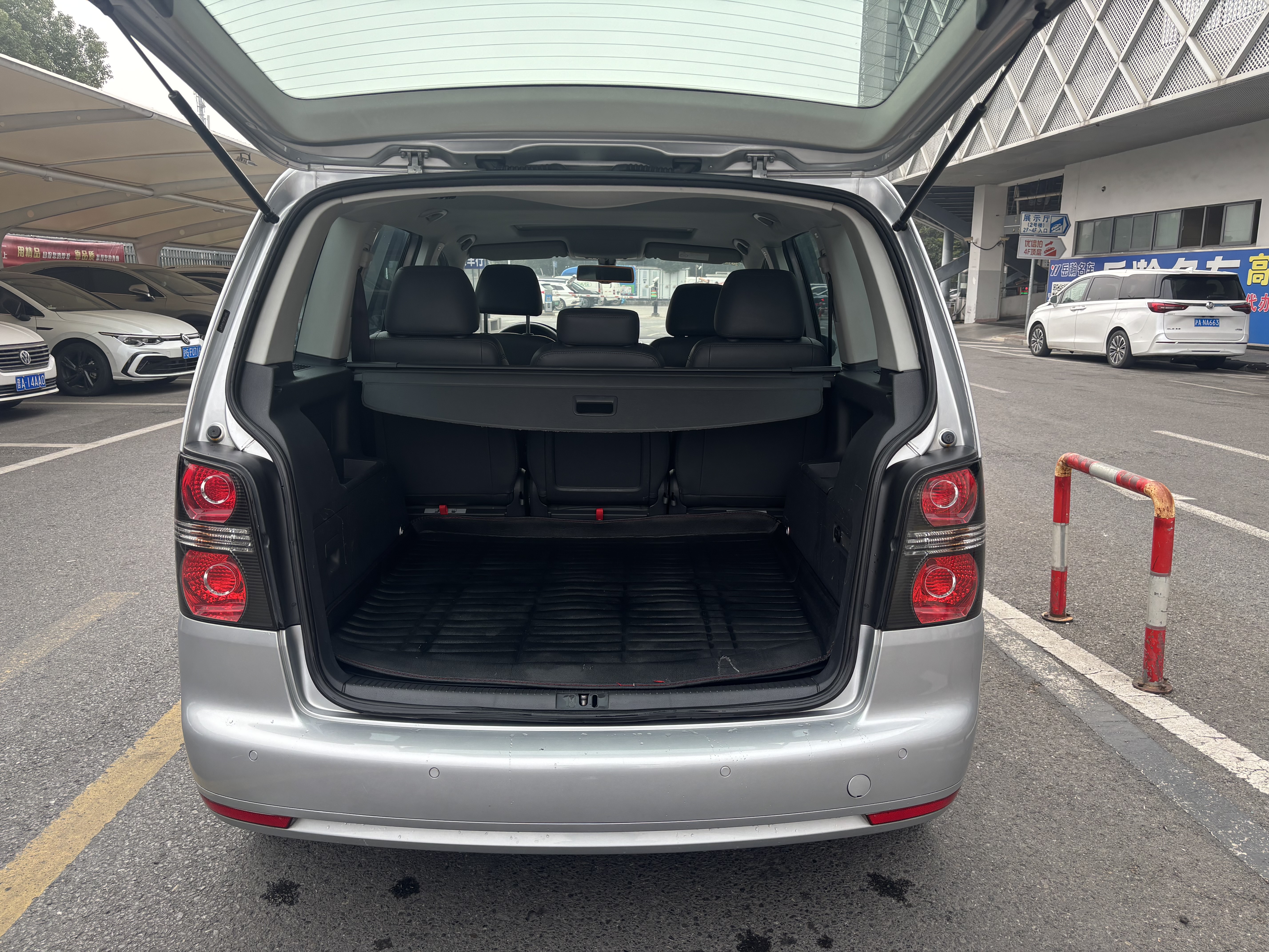 Volkswagen Touran 2015 car image #10