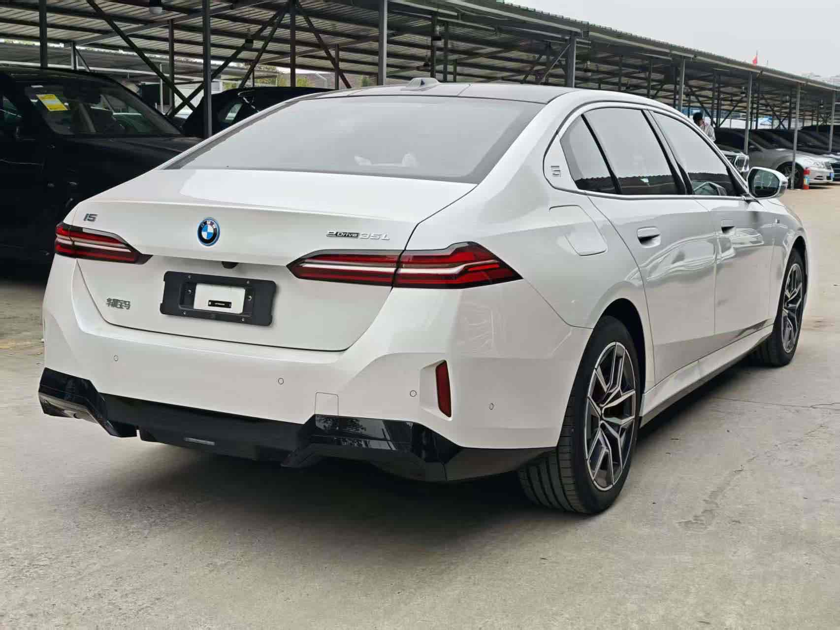 BMW i5 M60 2025 #10 BMW i5 M60 2025 car image #10