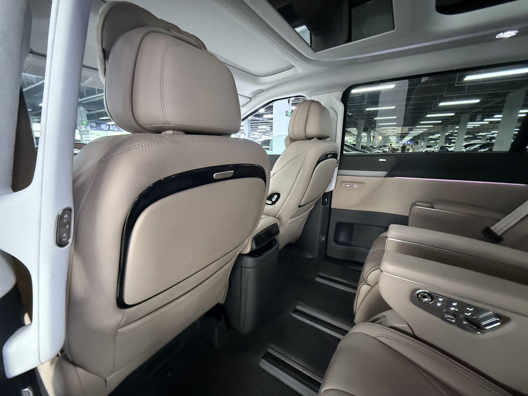 Xpeng X9 2025 immagine di auto #10