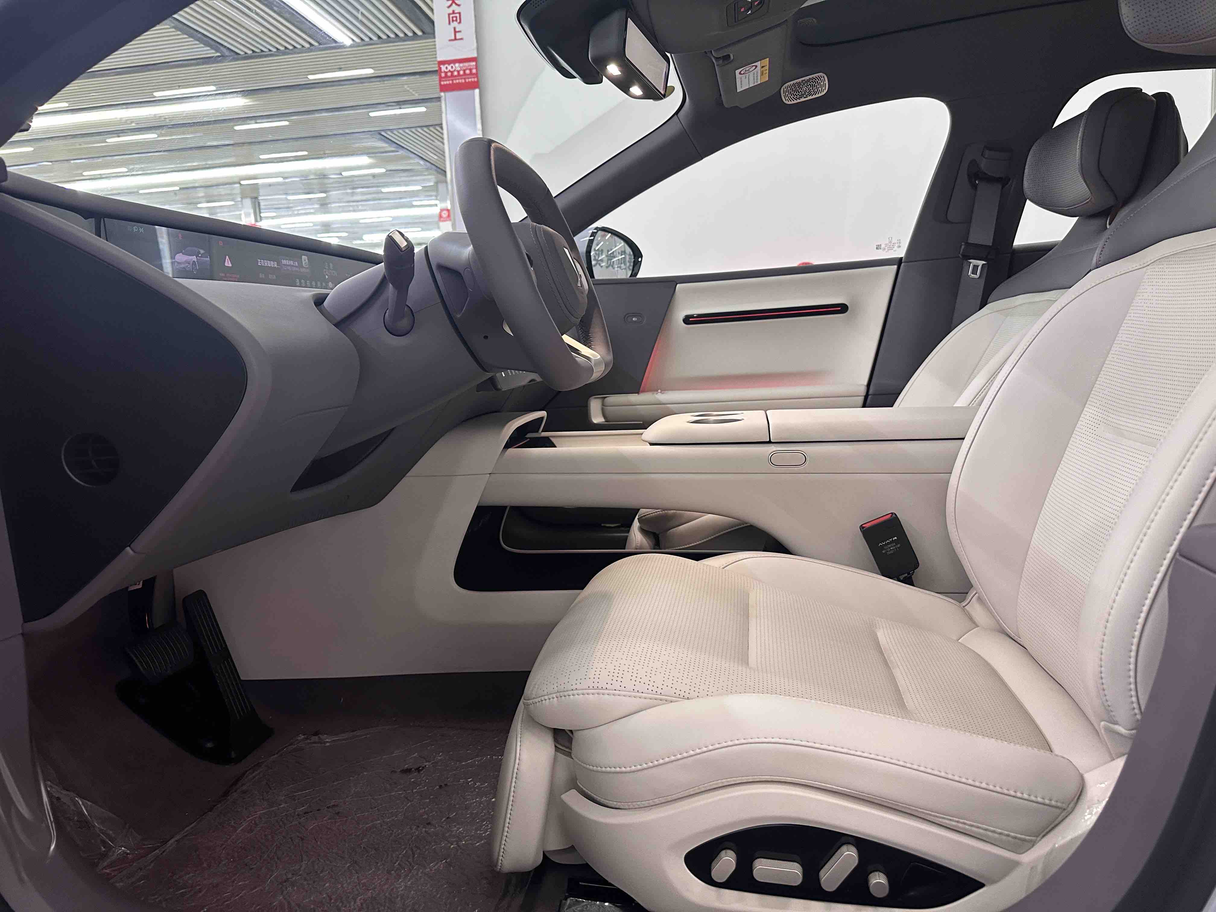 Avatr 06 2025 car image #10