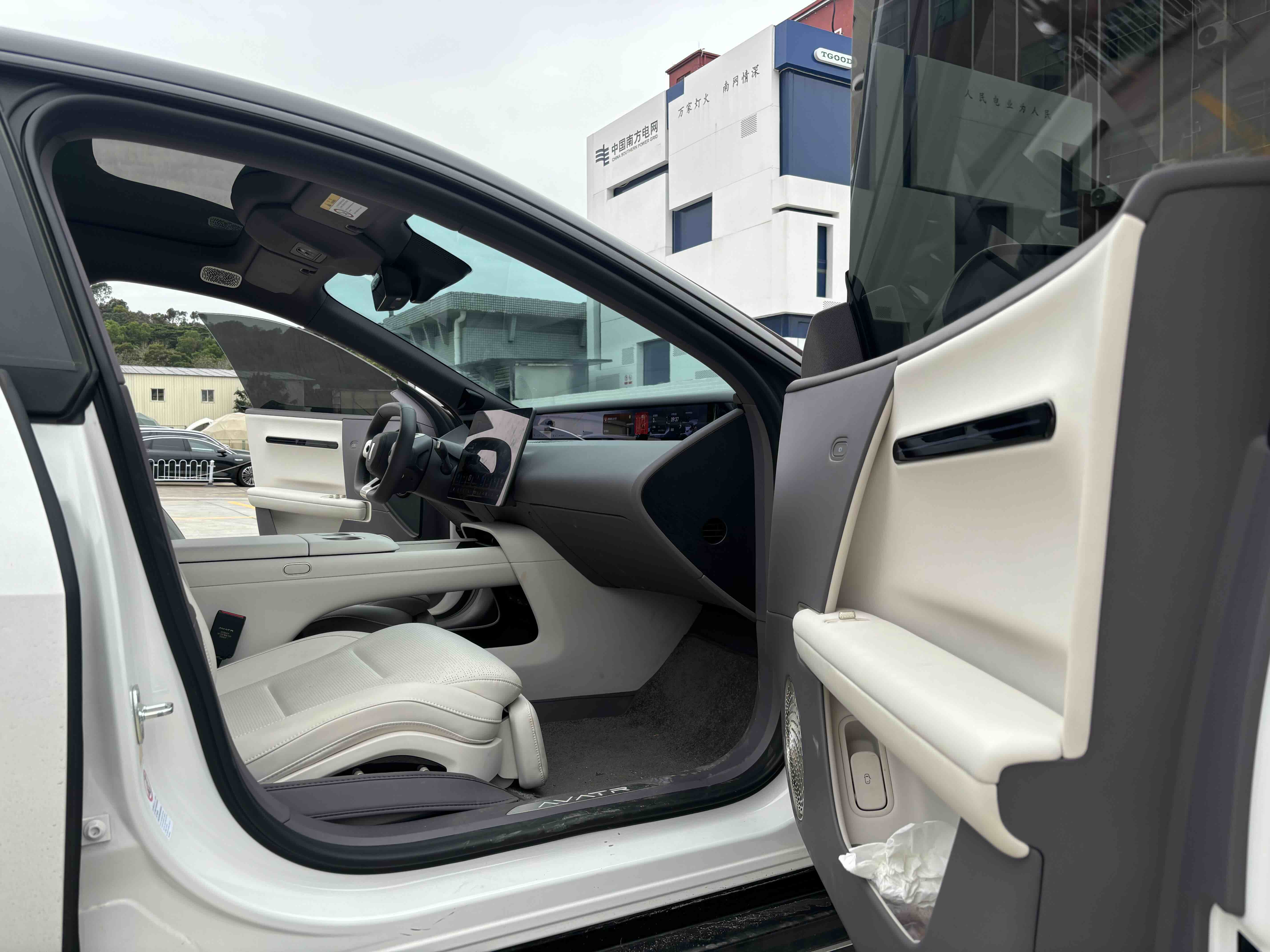 Avatr 06 2025 car image #10