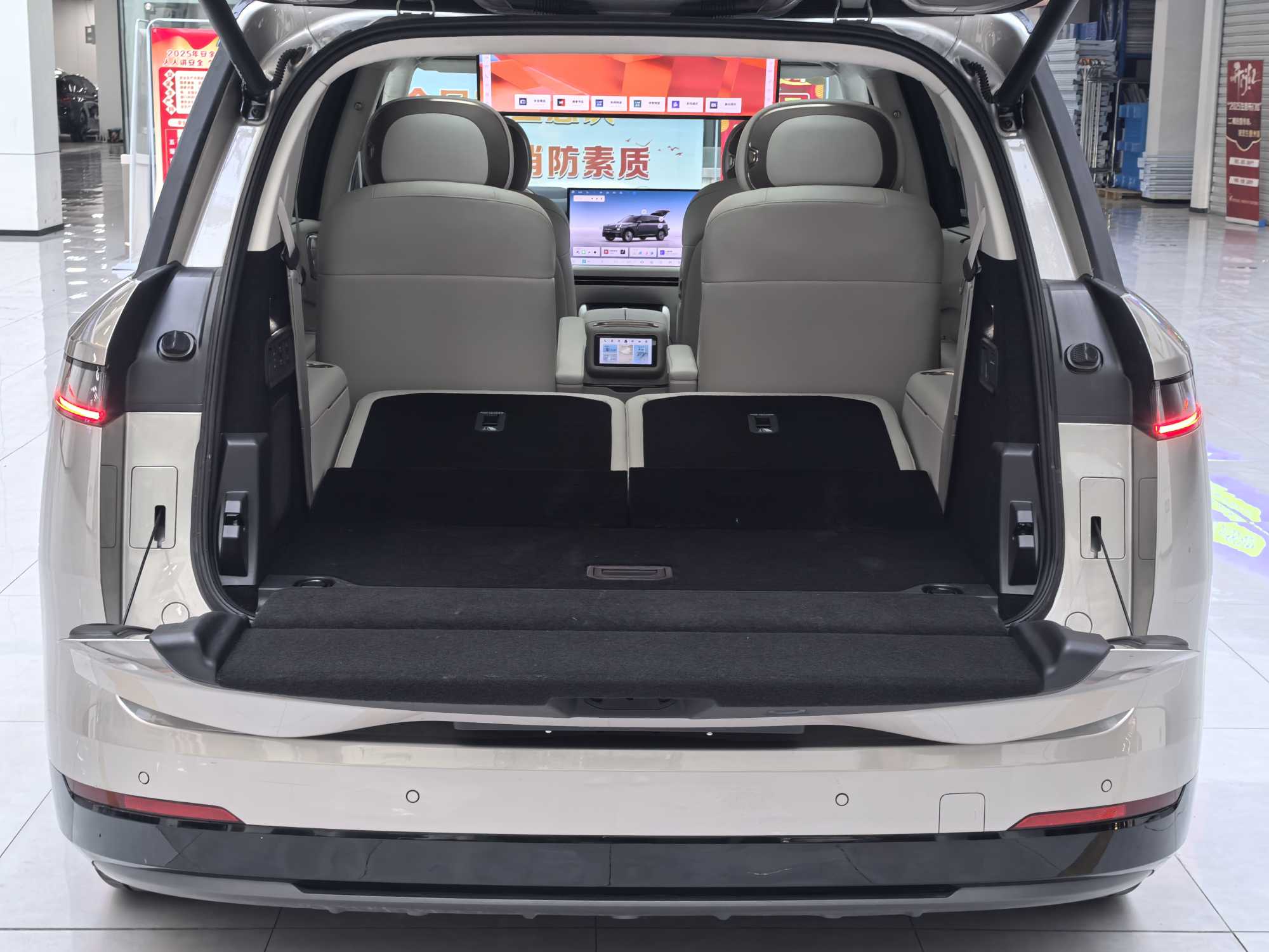Lynk & Co 900 2025 car image #10