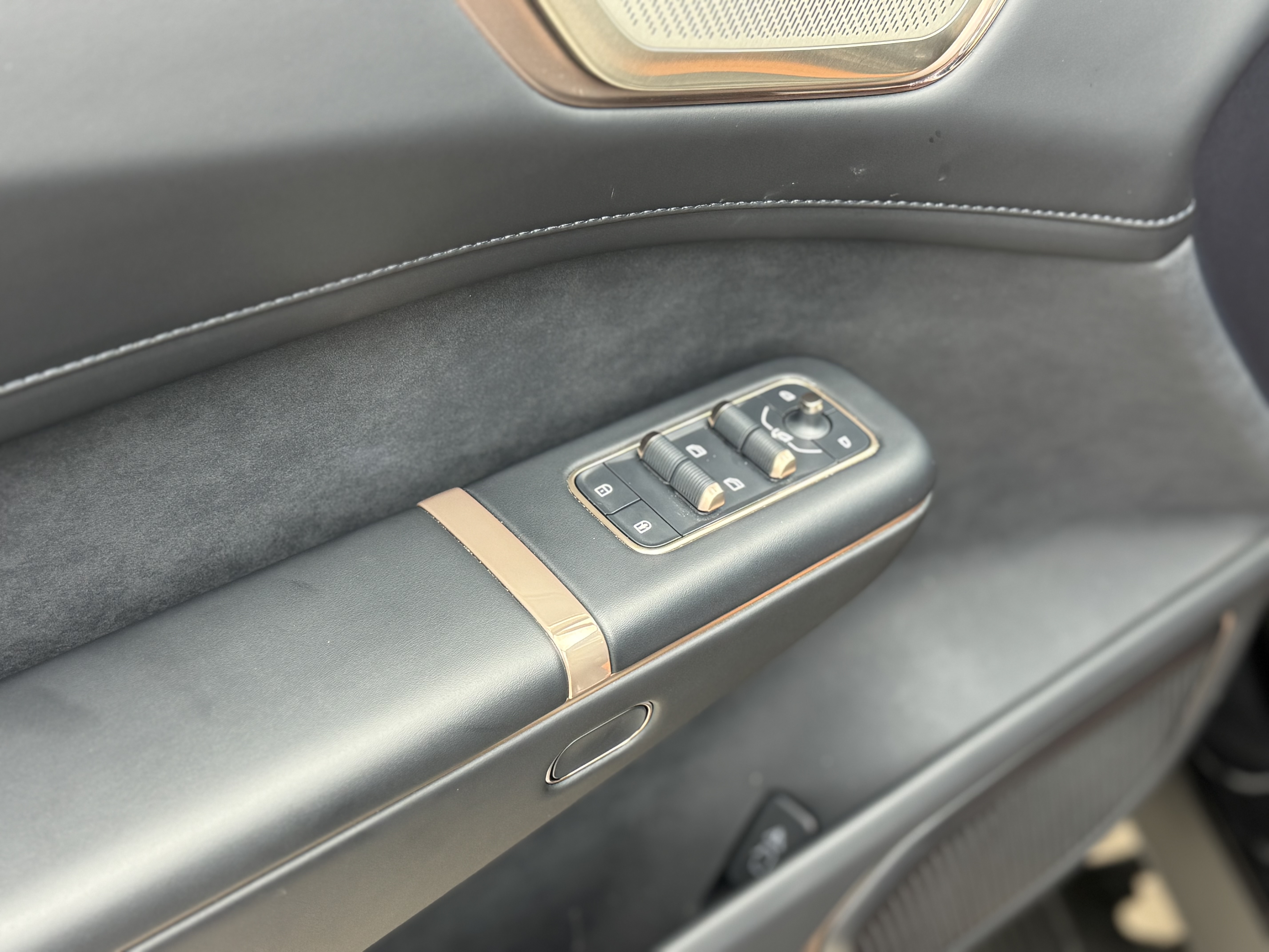 Lynk & Co 900 2025 car image #10
