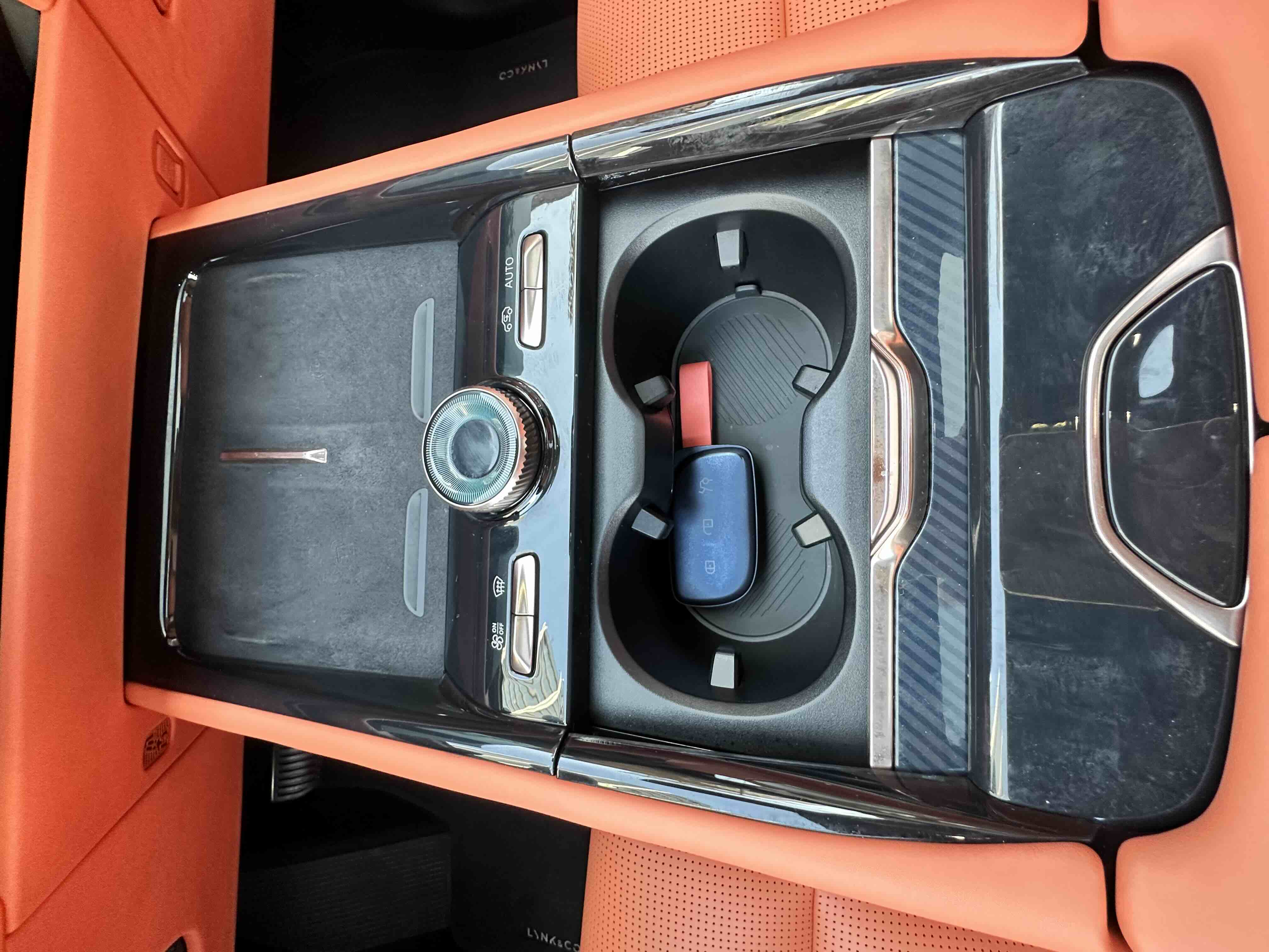 Lynk & Co 900 2025 car image #10