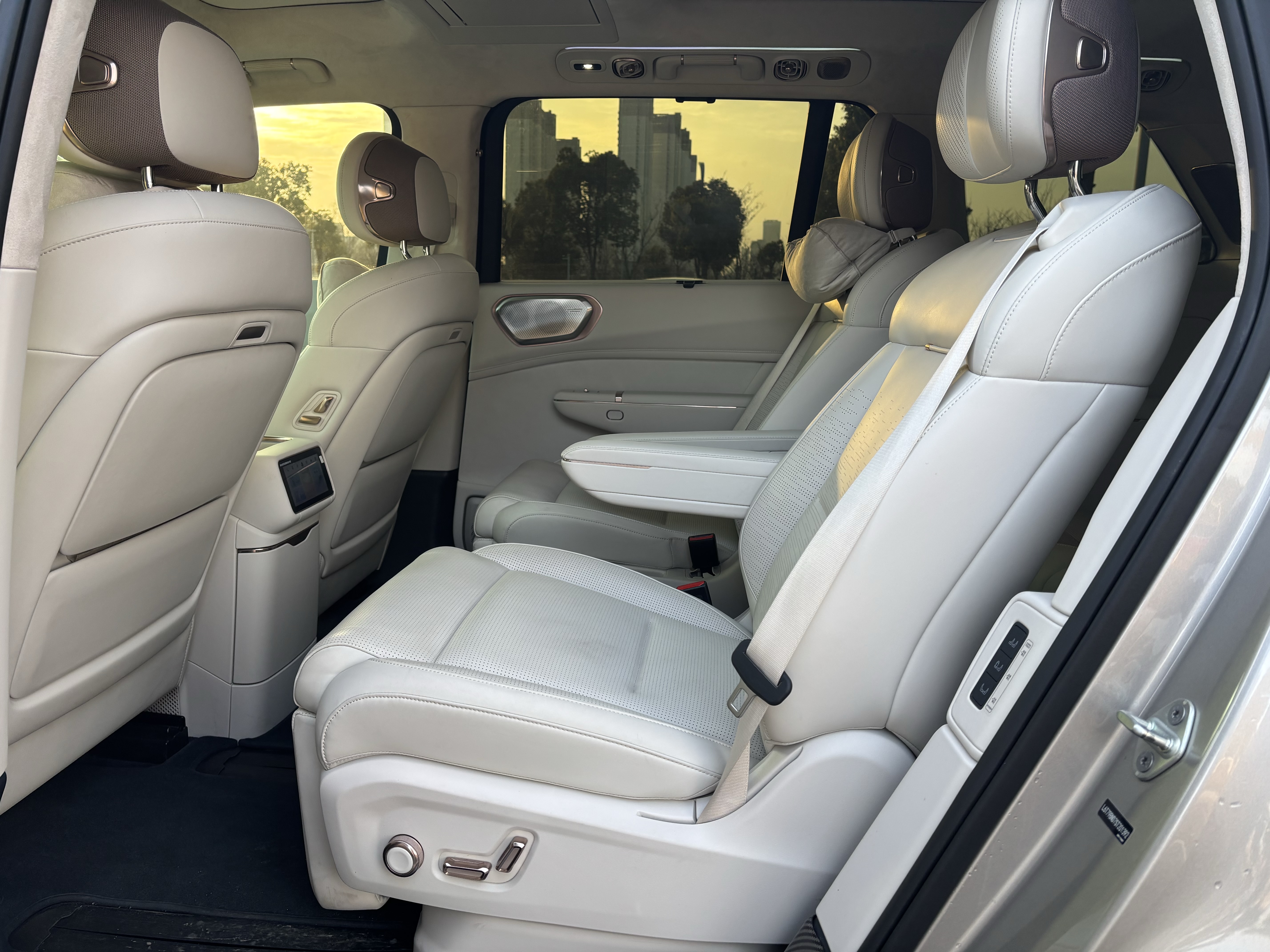 Lynk & Co 900 2025 car image #10