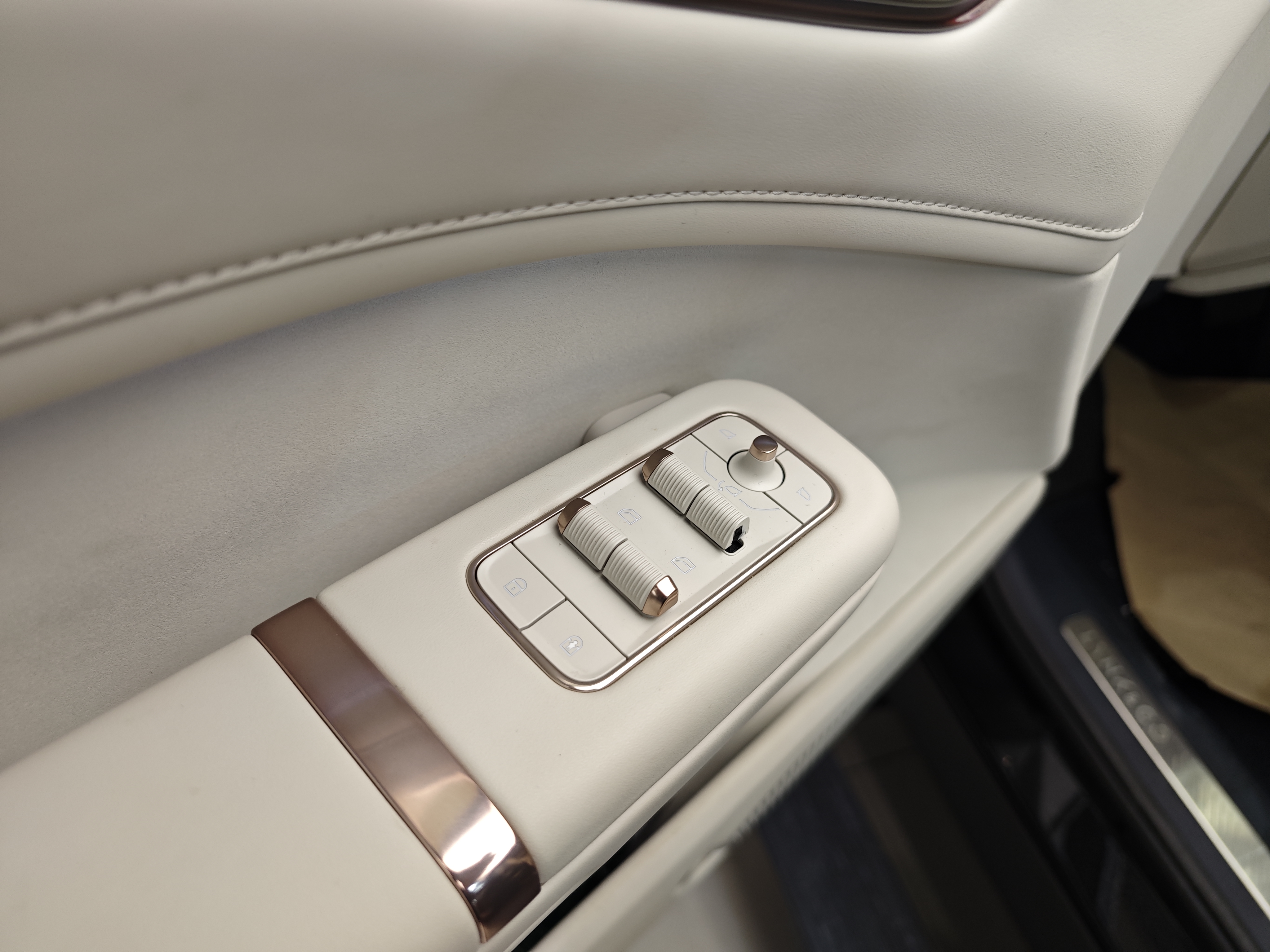 Lynk & Co 900 2025 car image #10