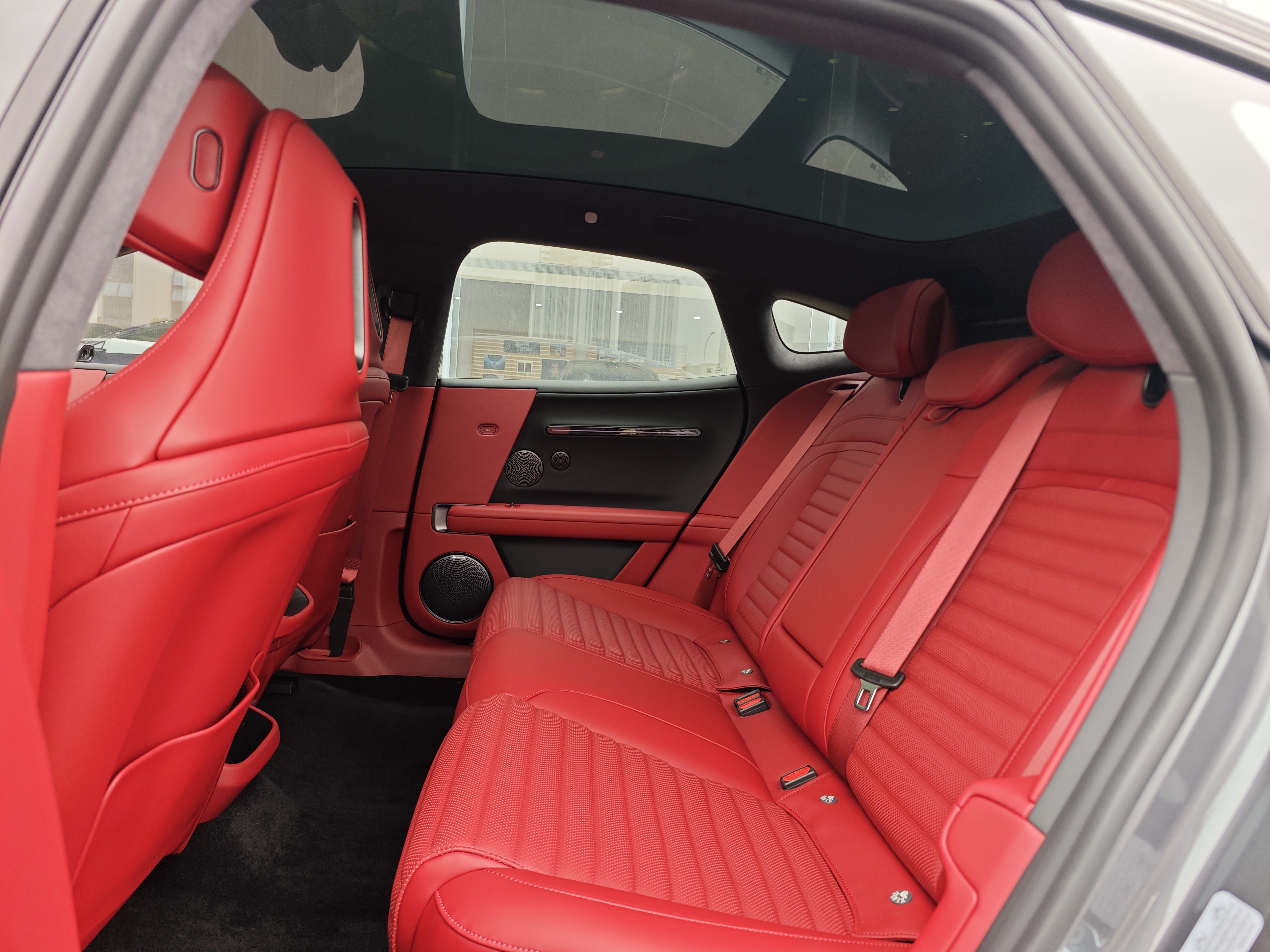 Avatr 06 2025 car image #10