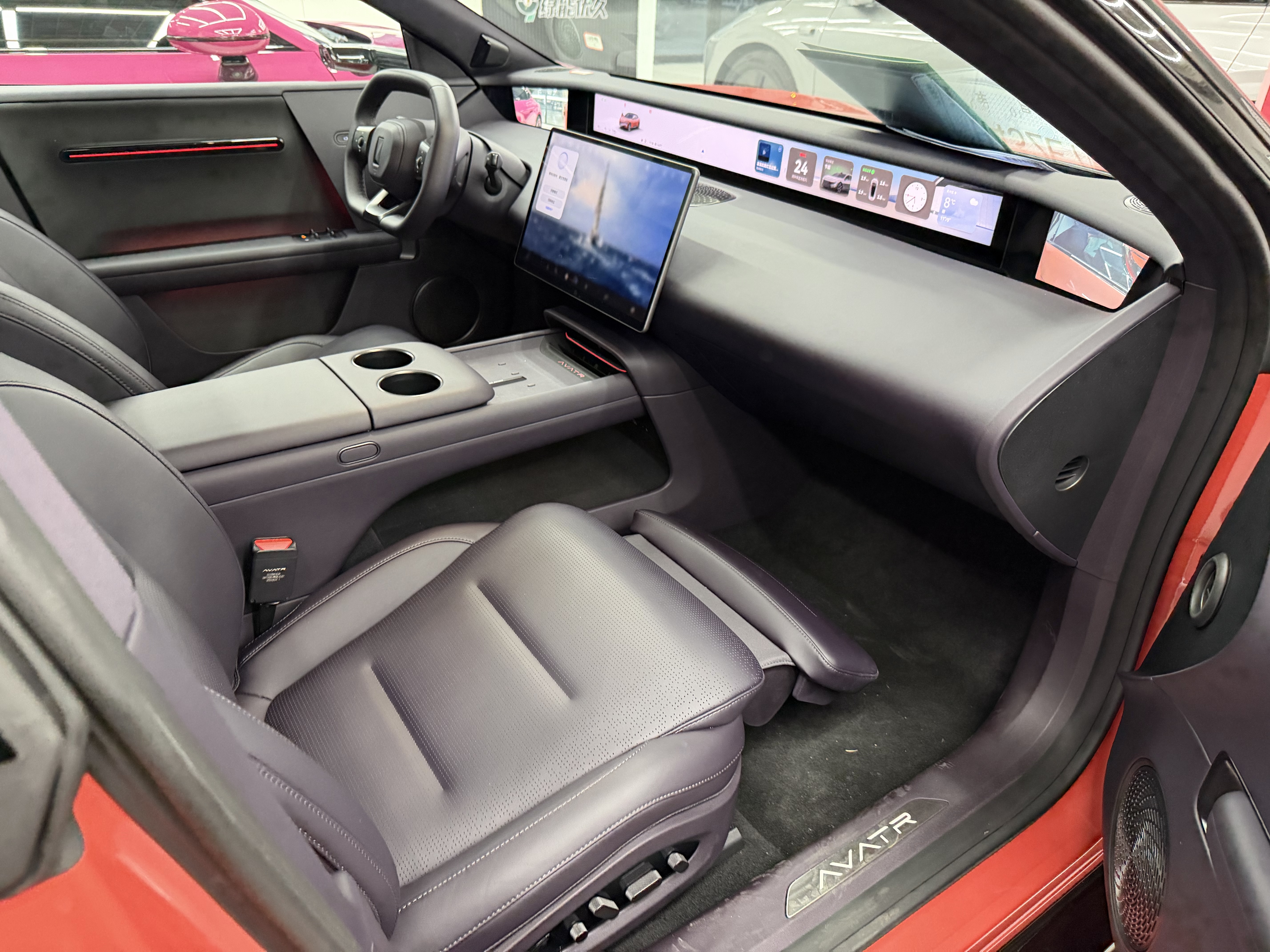 Avatr 06 2025 car image #10