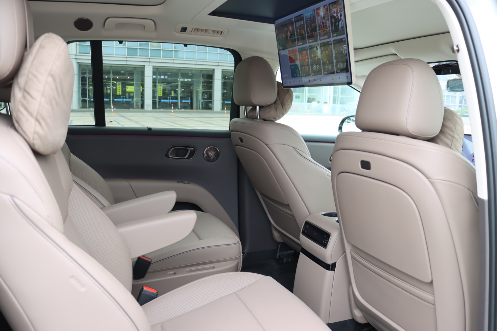 Li i8 2025 image de voiture #10