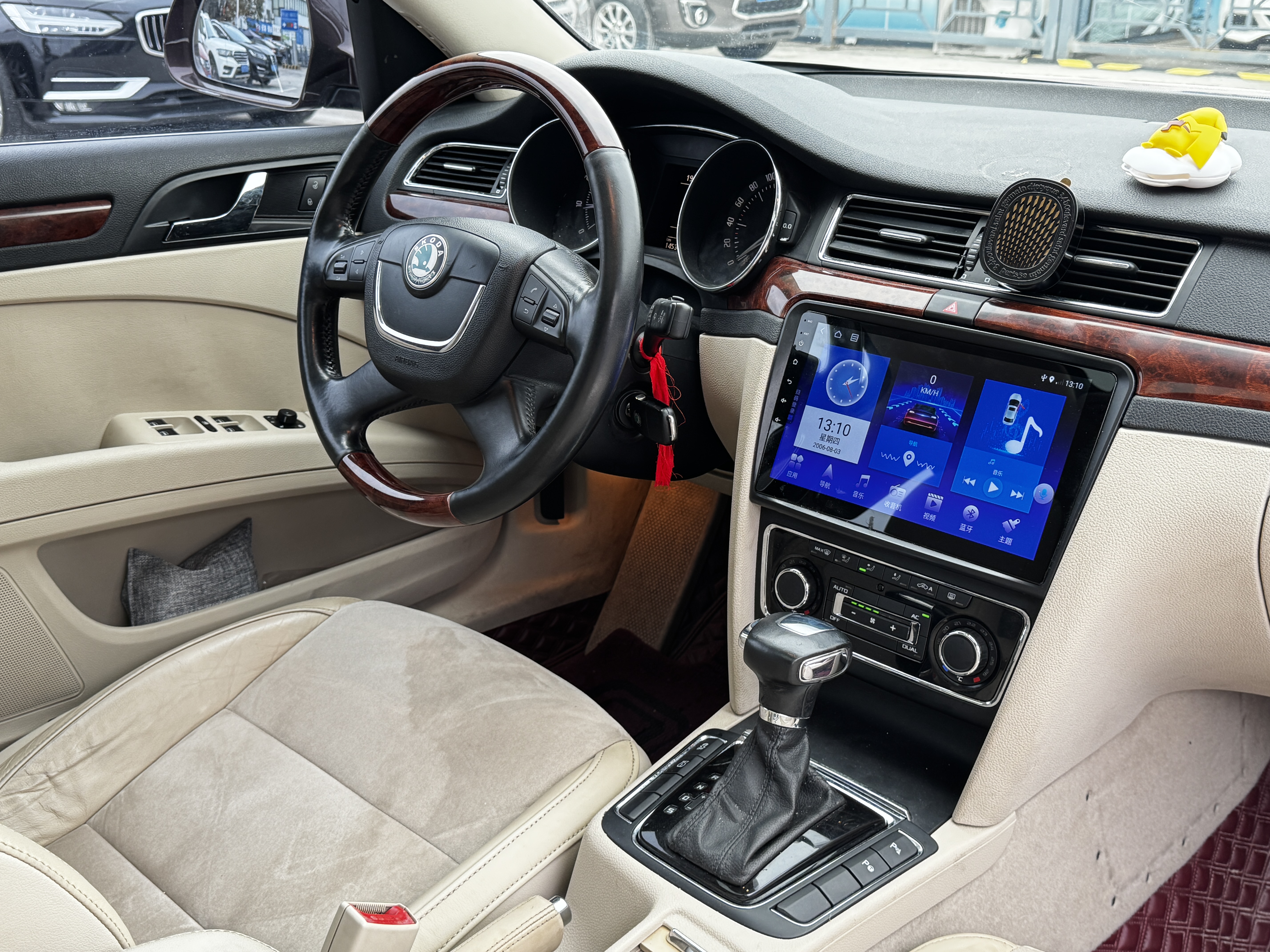 Skoda Superb 2011 car image #10