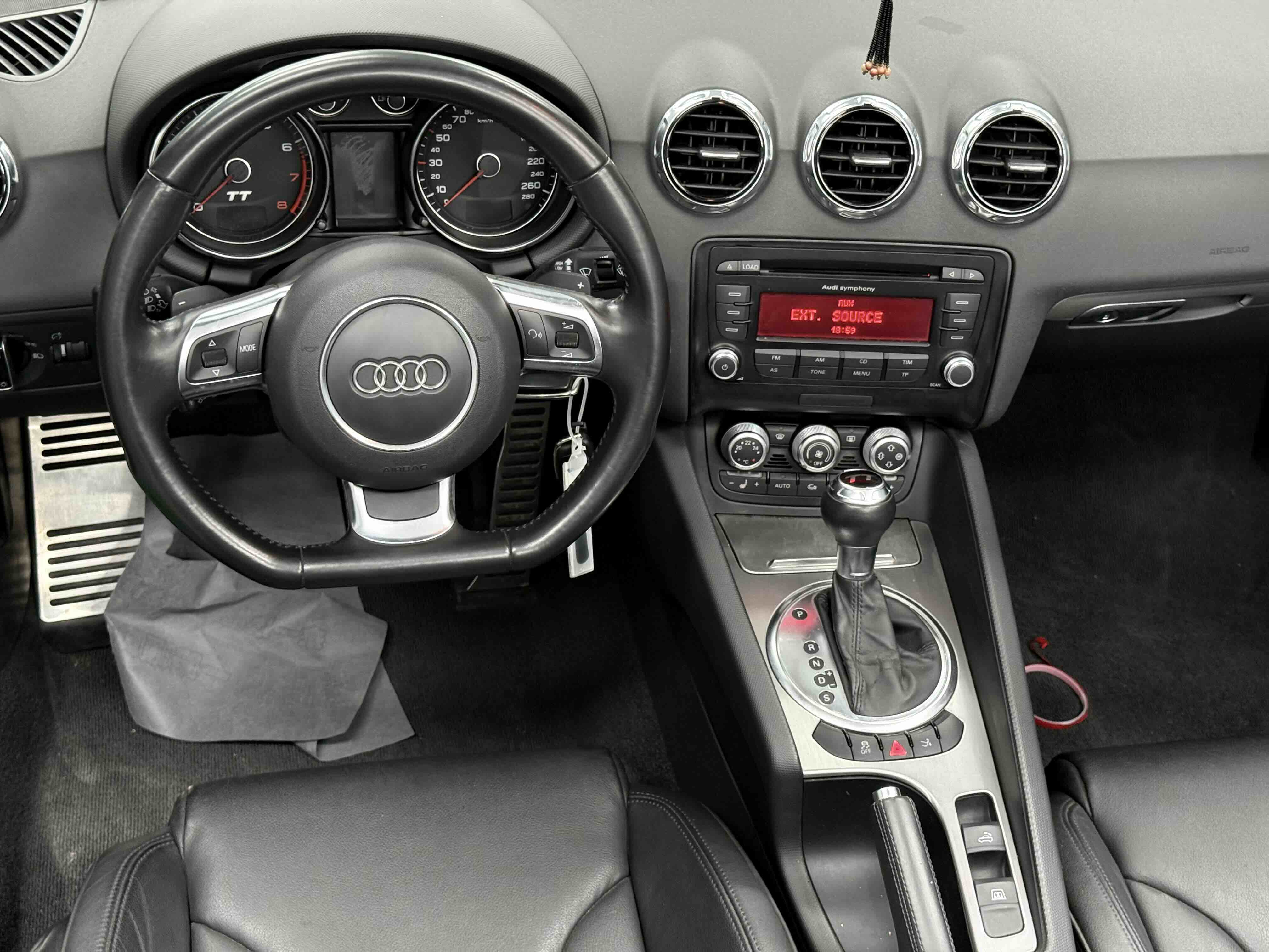 Audi TT 2011 #10 Audi TT 2011 car image #10