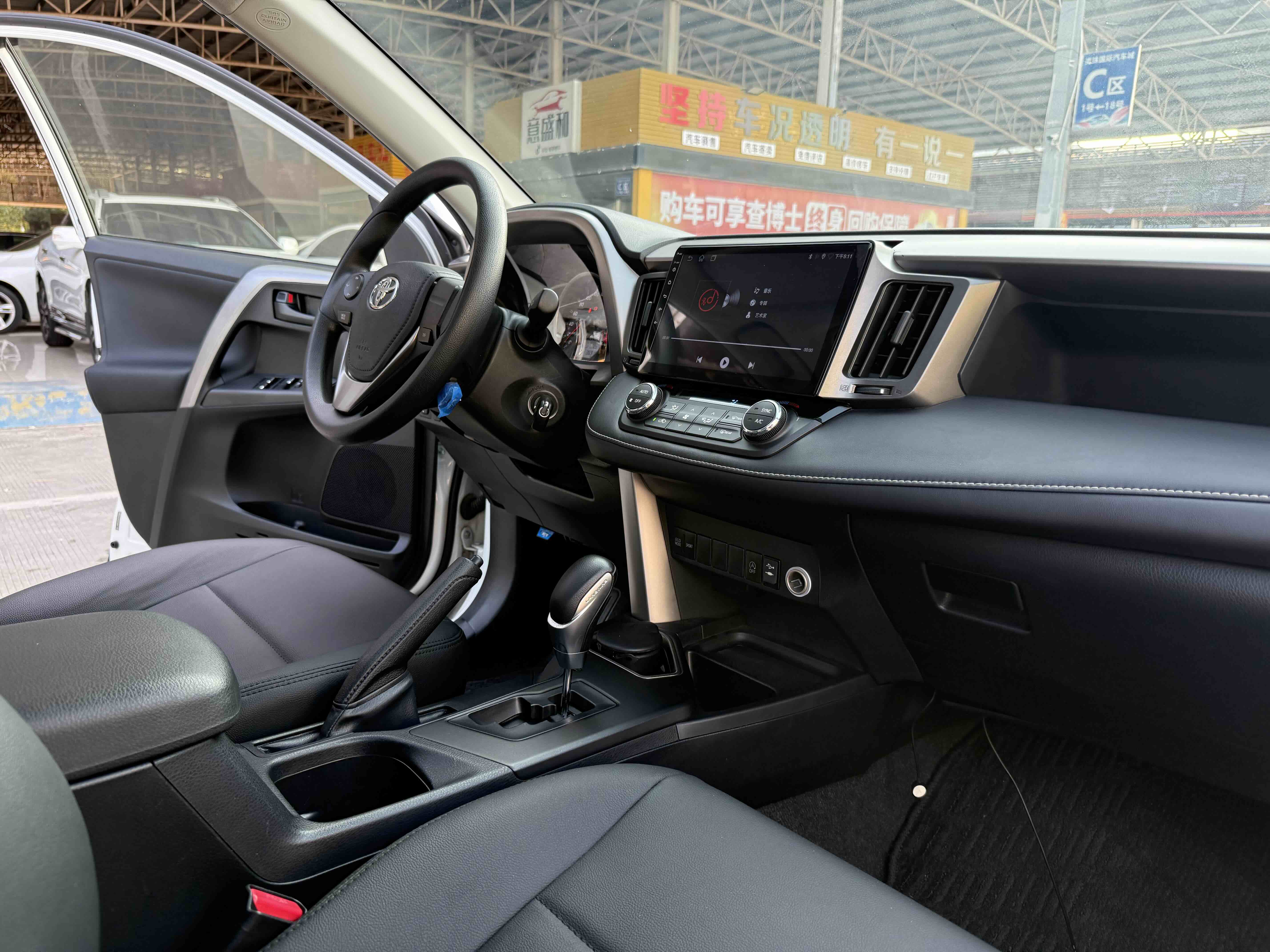 Toyota RAV4 2019 #10 Toyota RAV4 2019 car image #10