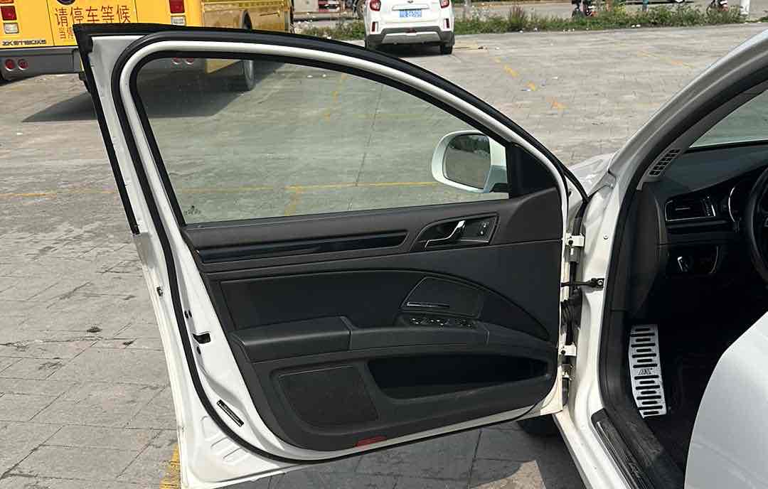 Skoda Superb Combi 2014 car image #10