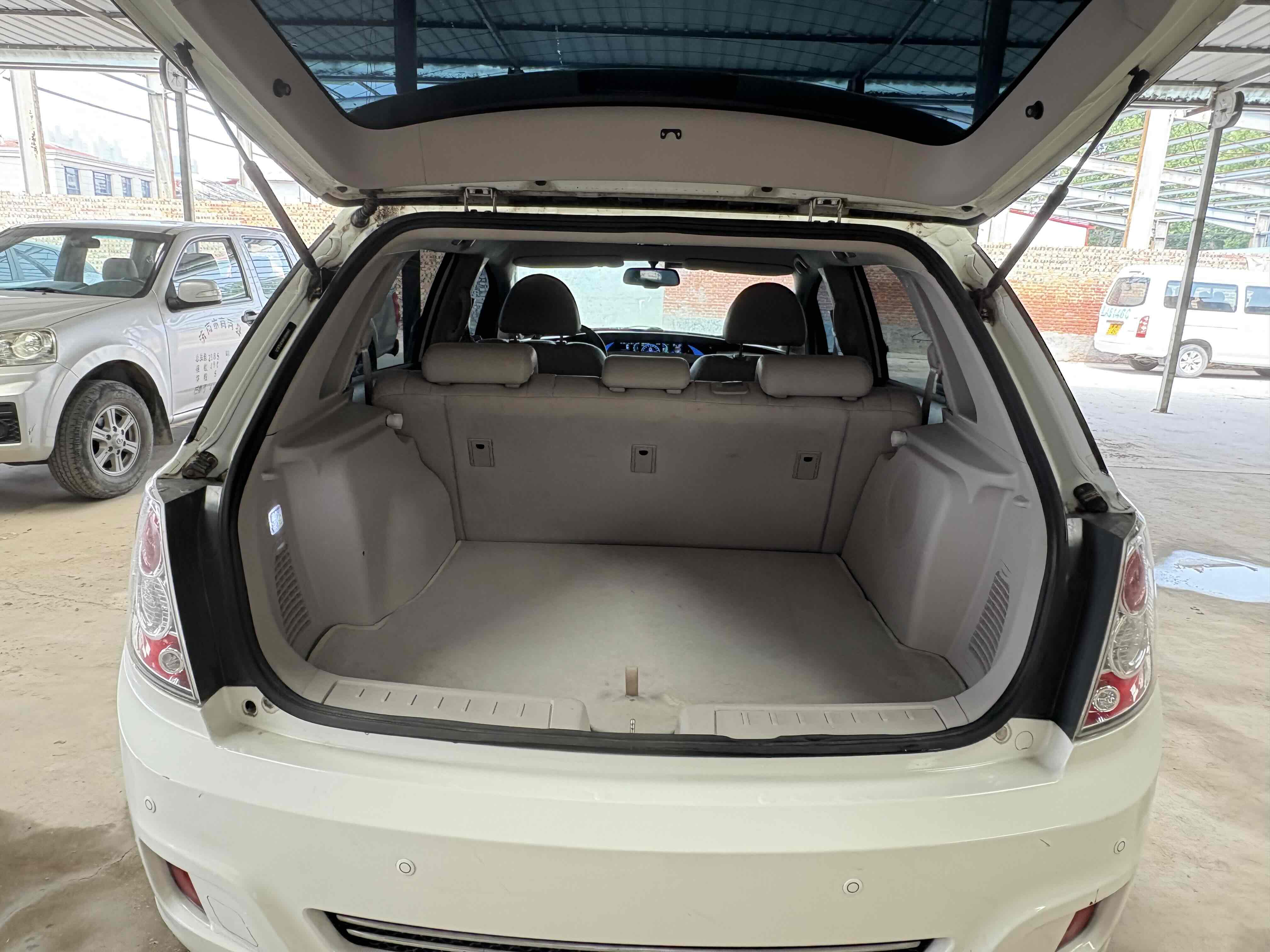 BYD e6 2015 car image #10