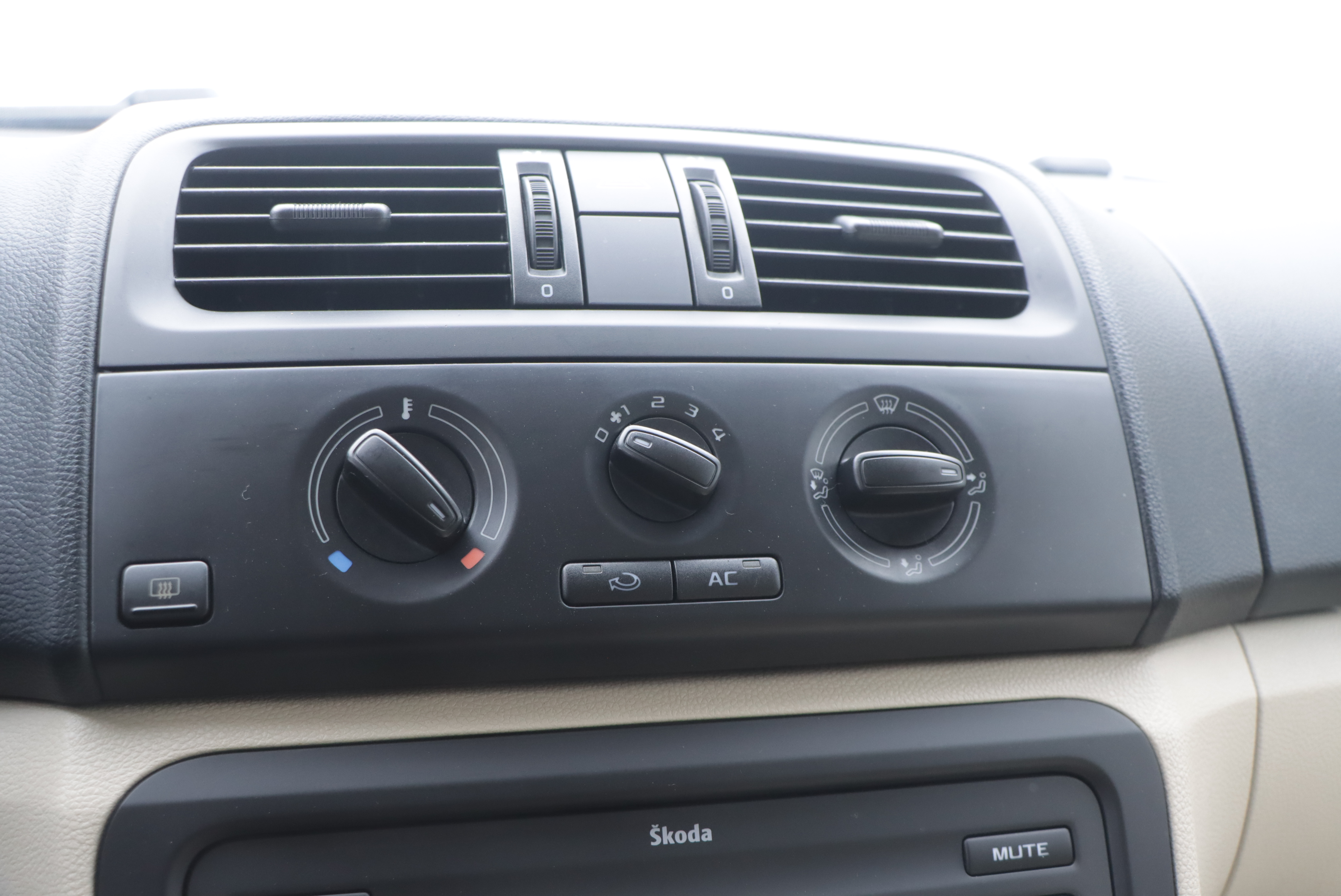 Skoda Fabia 2012 immagine di auto #10