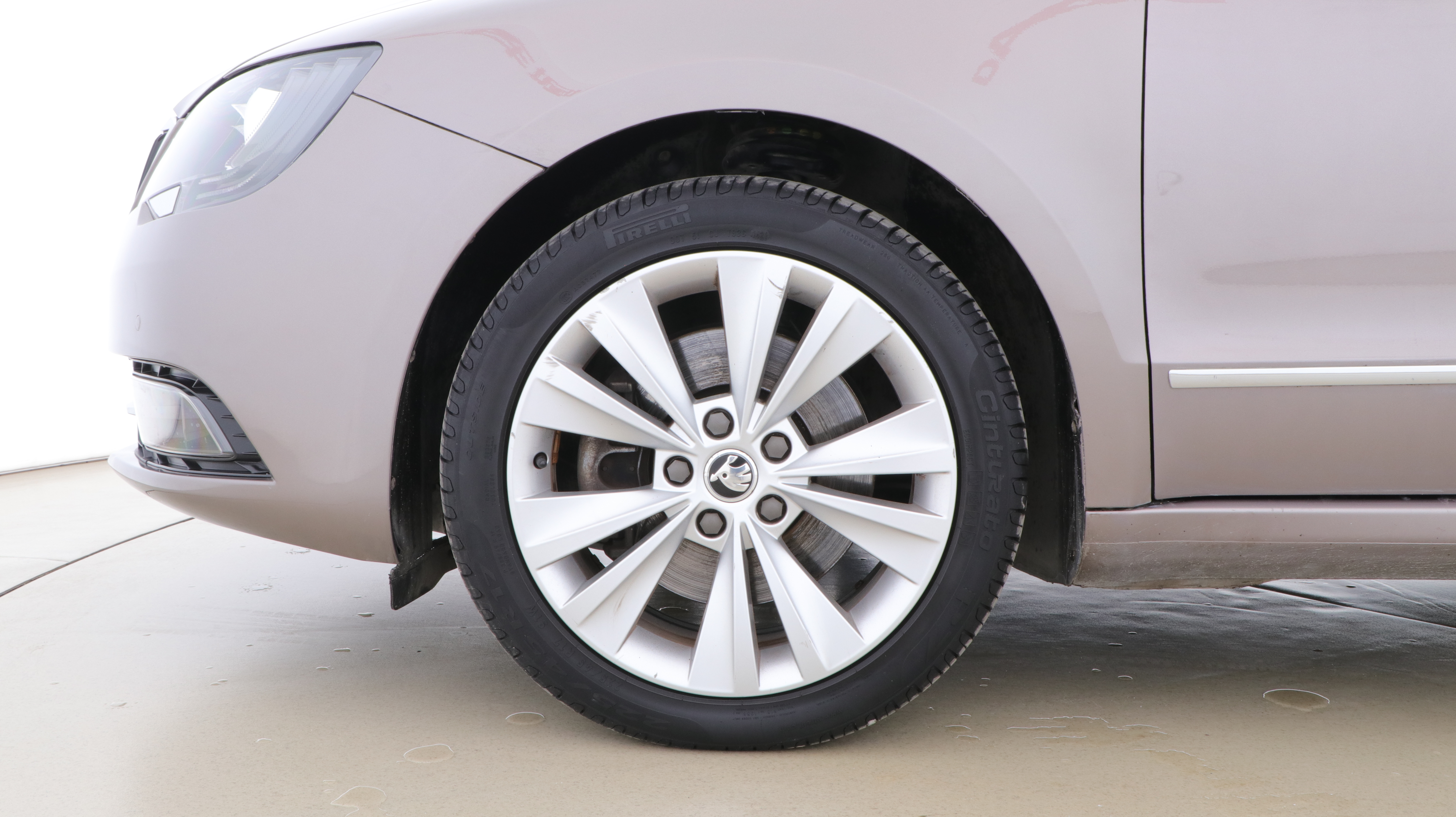 Skoda Superb Combi 2014 car image #10