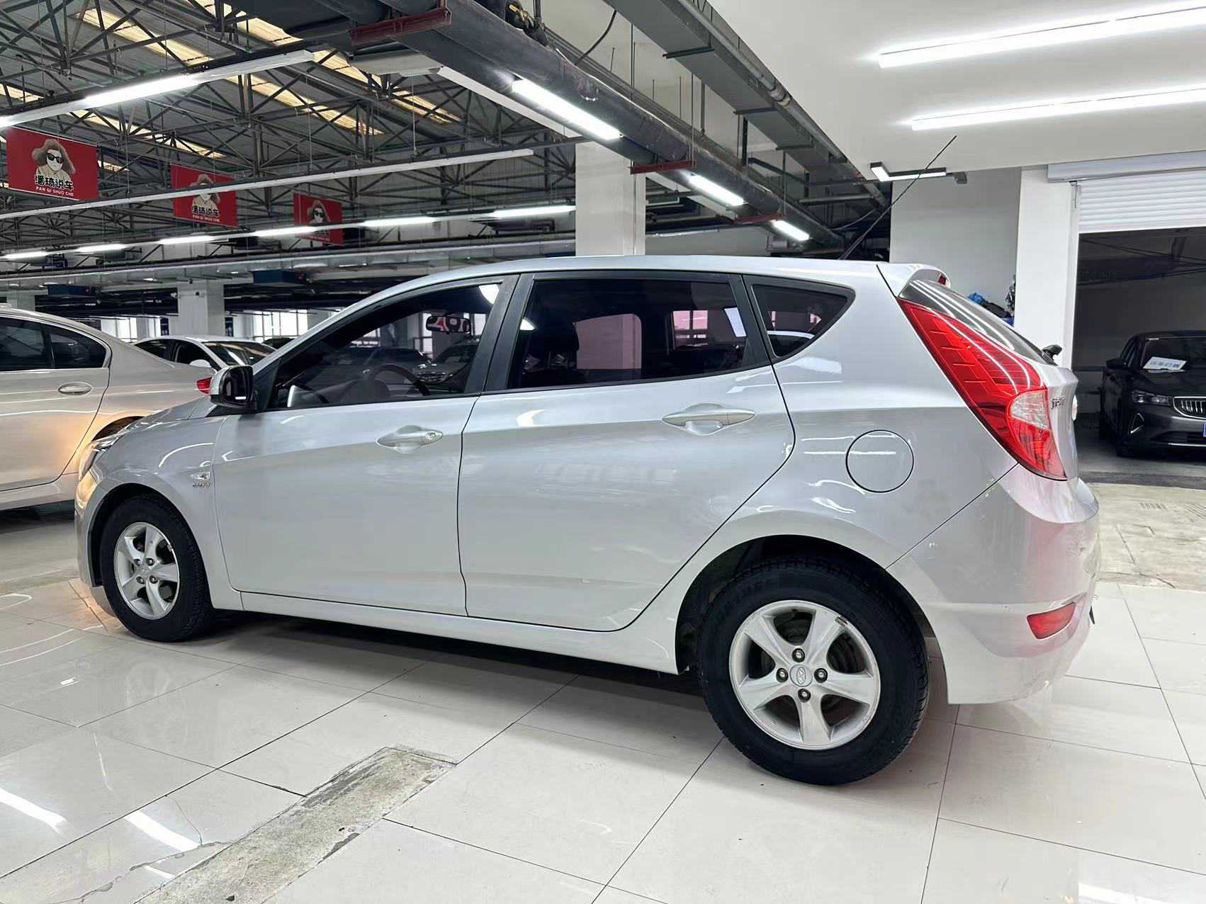 Hyundai Reina Hatchback 2015 car image #10