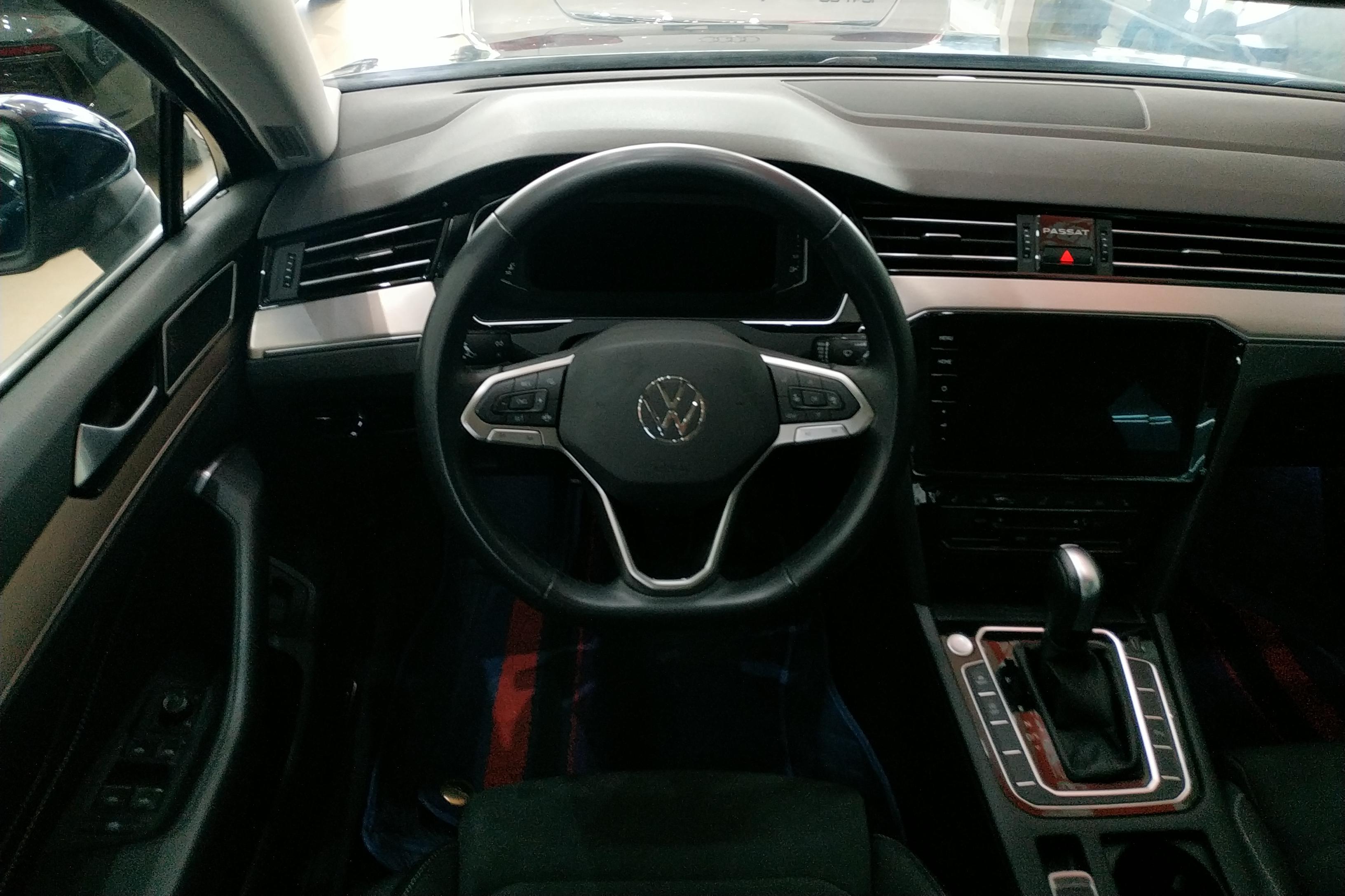 Volkswagen Passat Variant 2023 immagine di auto #10