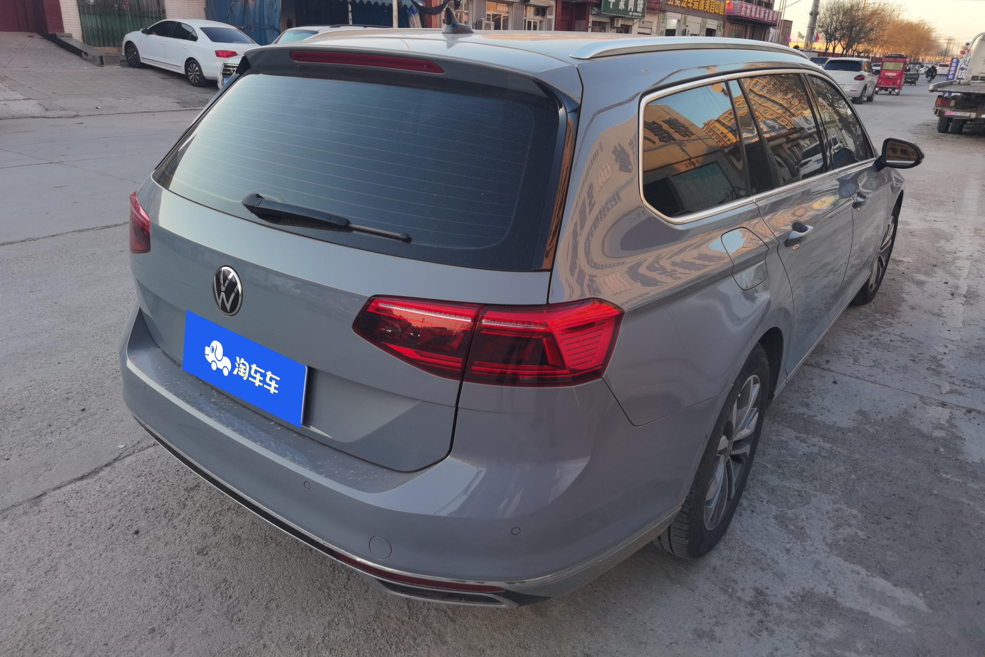 Volkswagen Passat Variant 2023 immagine di auto #10