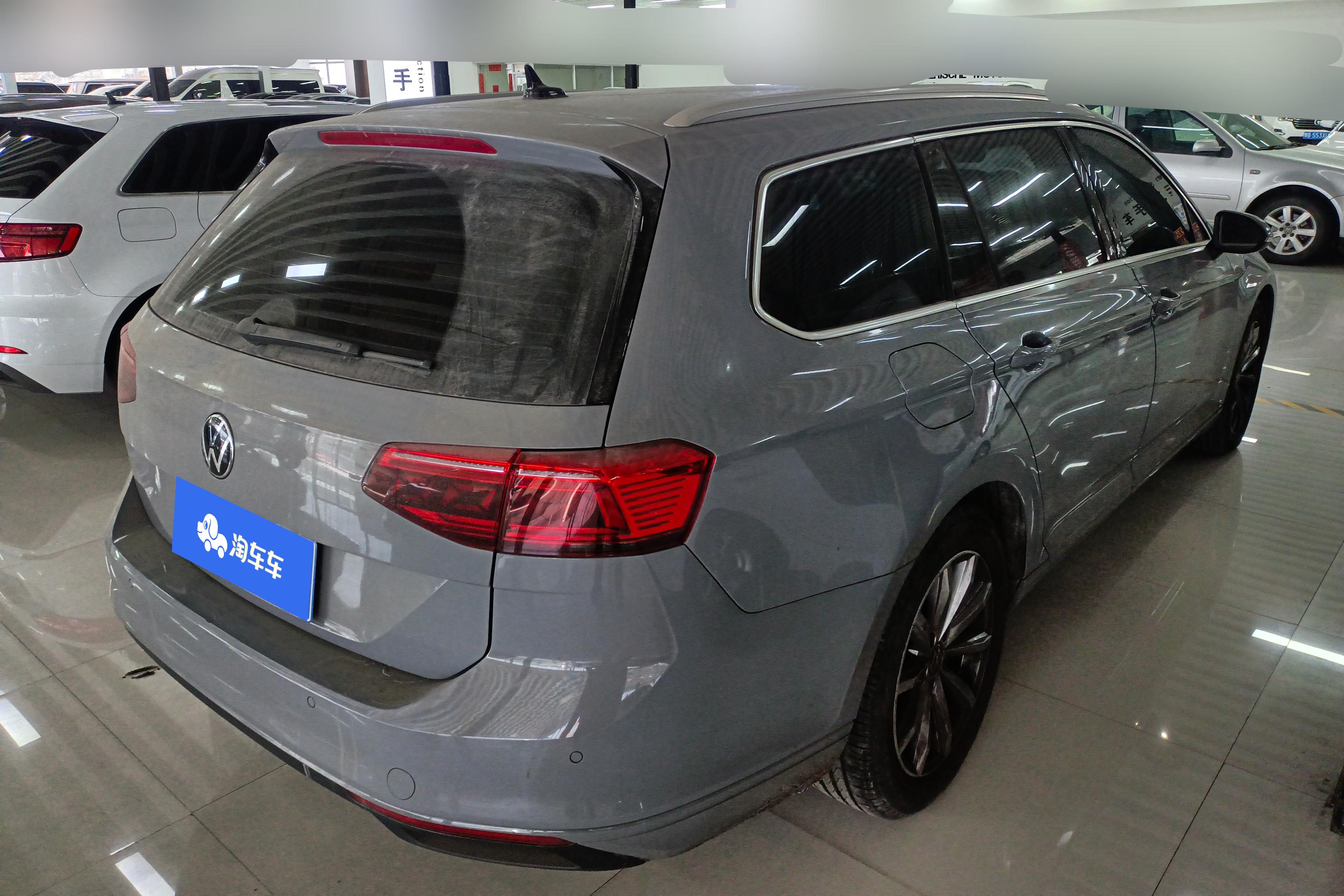 Volkswagen Passat Variant 2023 immagine di auto #10