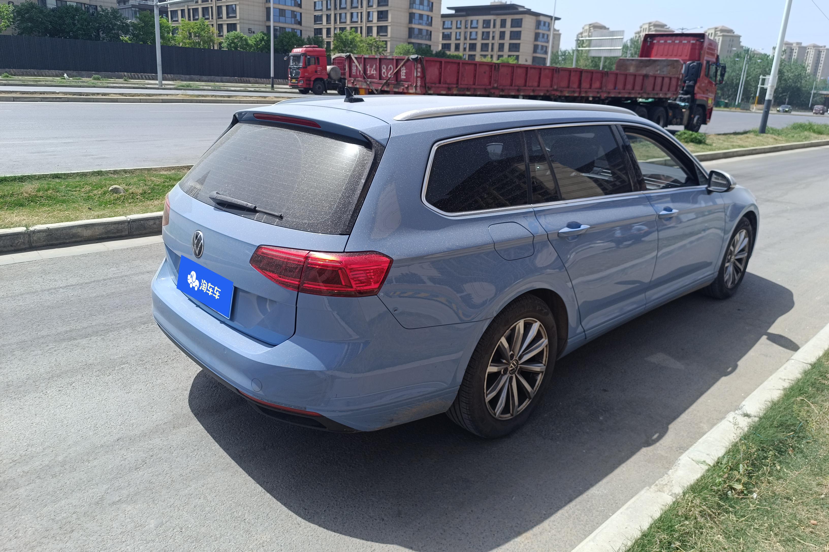 Volkswagen Passat Variant 2023 immagine di auto #10