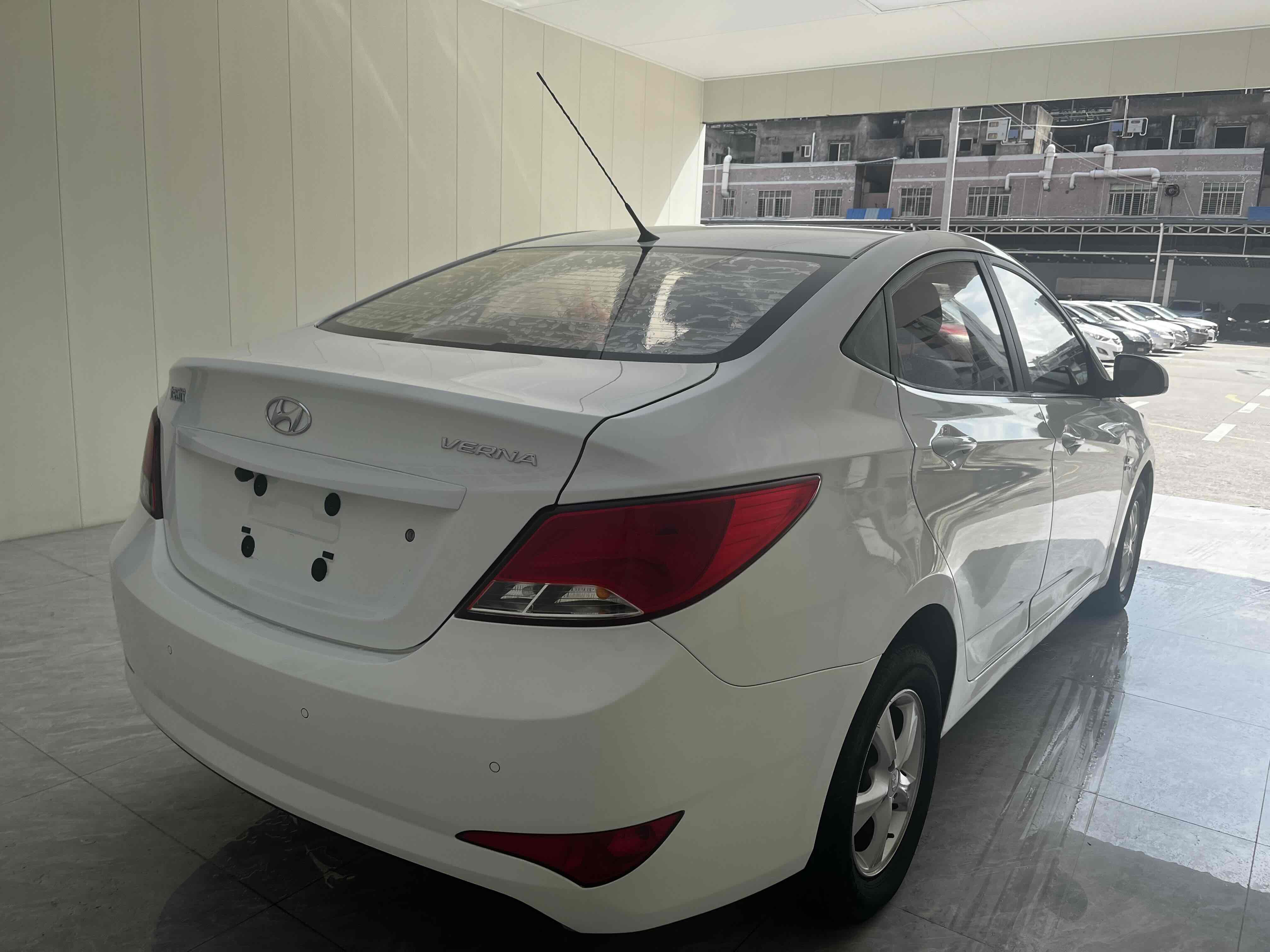 Hyundai Reina 2016 car image #10