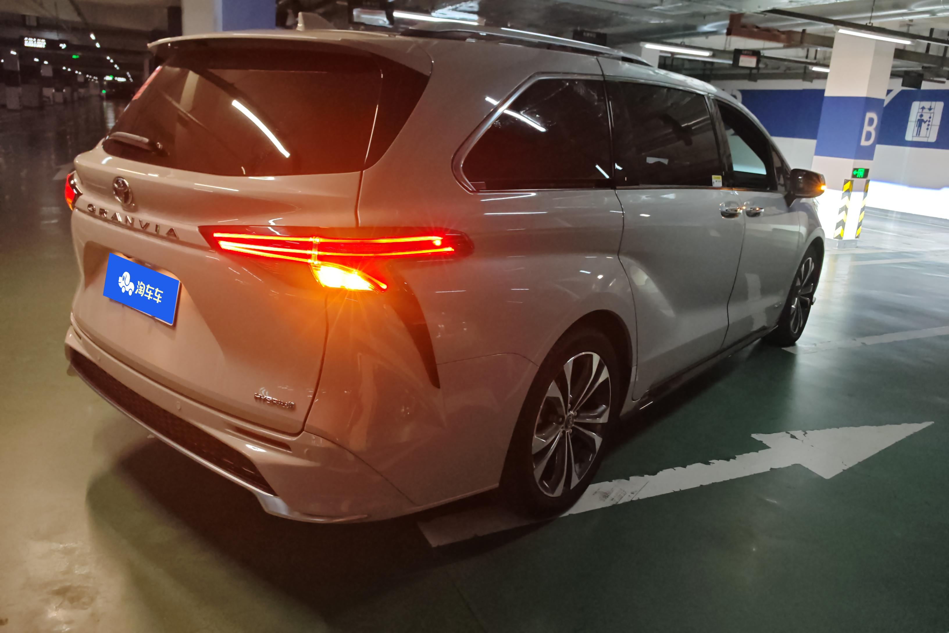 Toyota Granvia 2023 car image #10