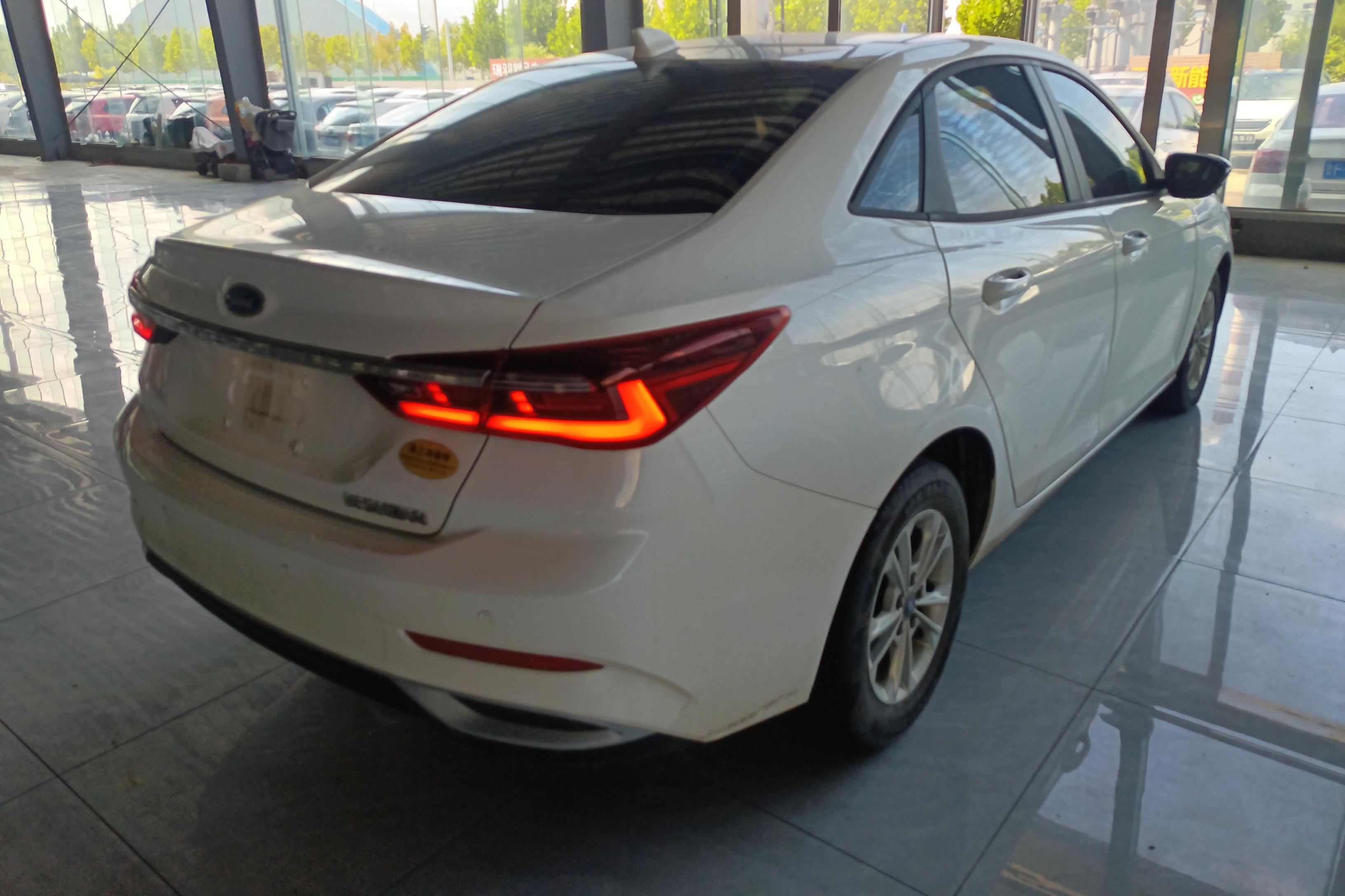 Ford Escort 2021 car image #10