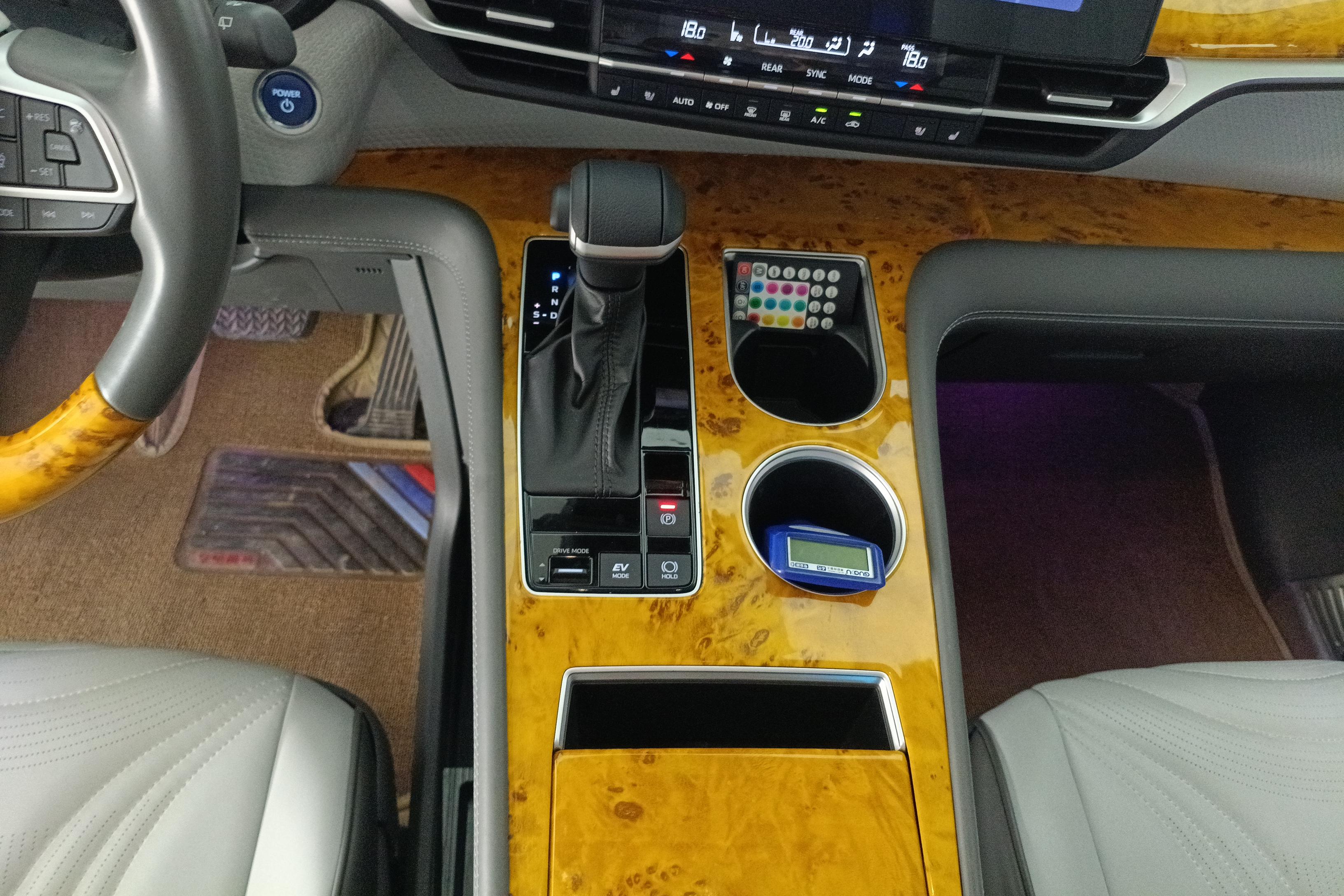 Toyota Granvia 2023 car image #10